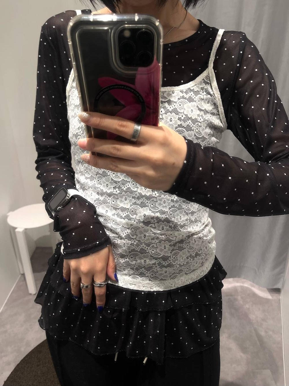 ブラック系のTシャツ/カットソー、ブラック系のスラックスを着用したレディースの夏コーディネートの2枚目の写真