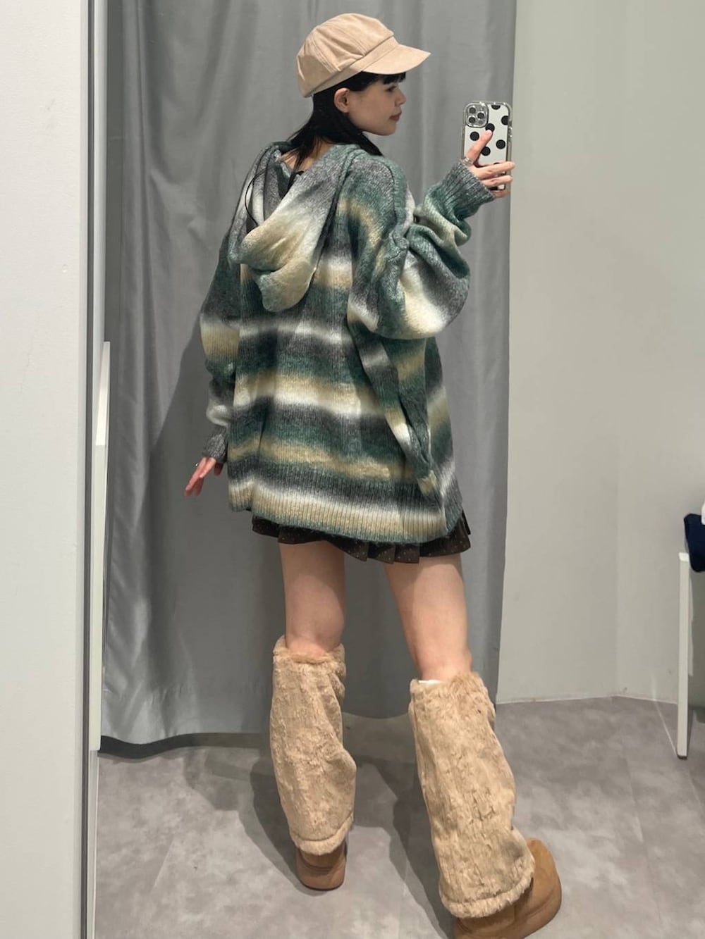 イエロー系のシューズ小物/雑貨、イエロー系のブーツ、グリーン系のパーカーを着用したレディースの秋コーディネートの5枚目の写真