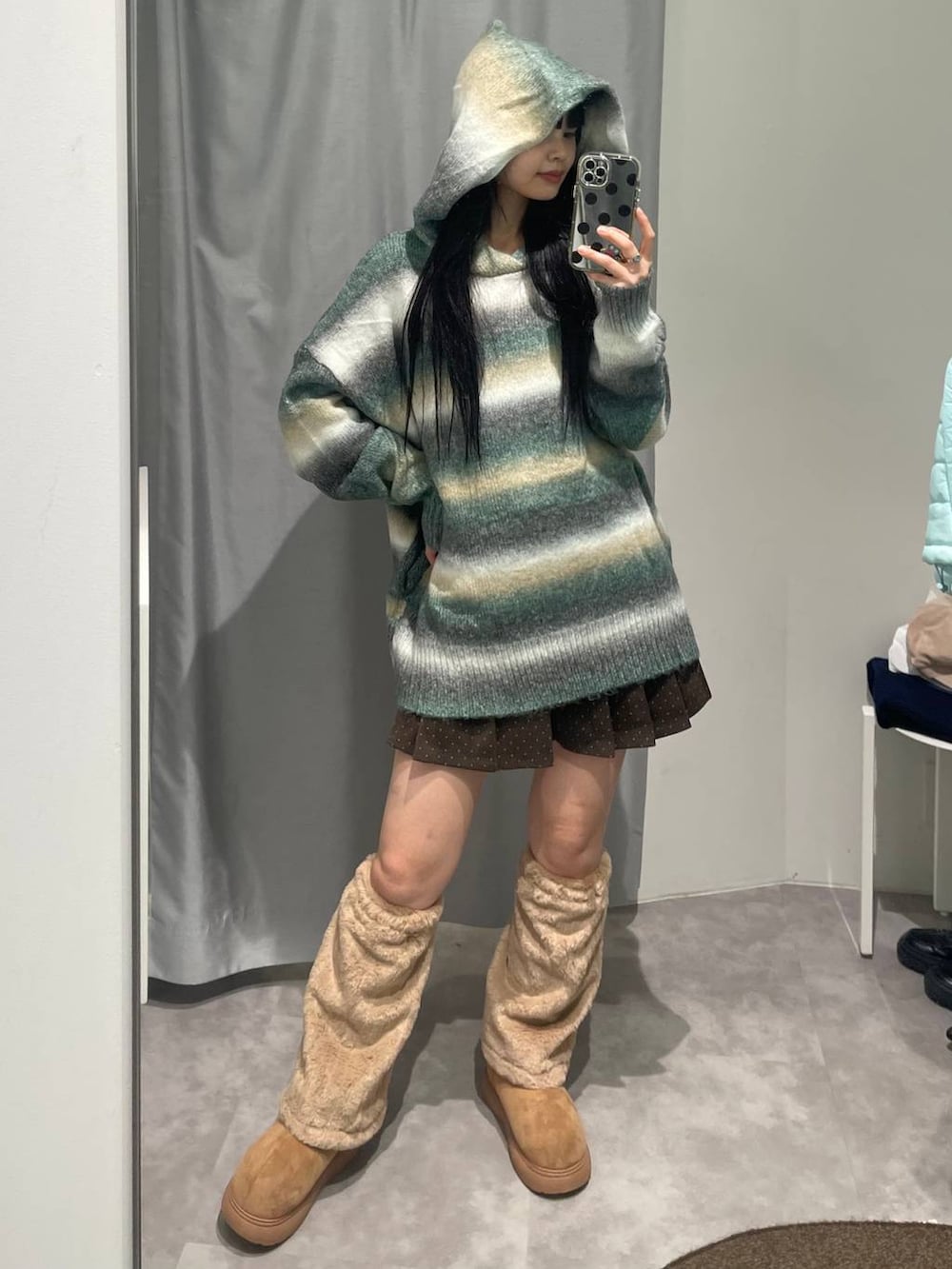 イエロー系のシューズ小物/雑貨、イエロー系のブーツ、グリーン系のパーカーを着用したレディースの秋コーディネートの2枚目の写真