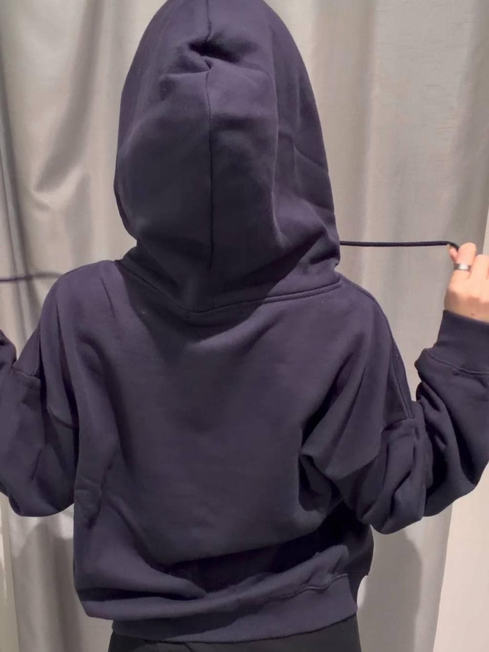 ブルー系のパーカー、その他のメガネを着用したレディースの春コーディネートの2枚目の写真