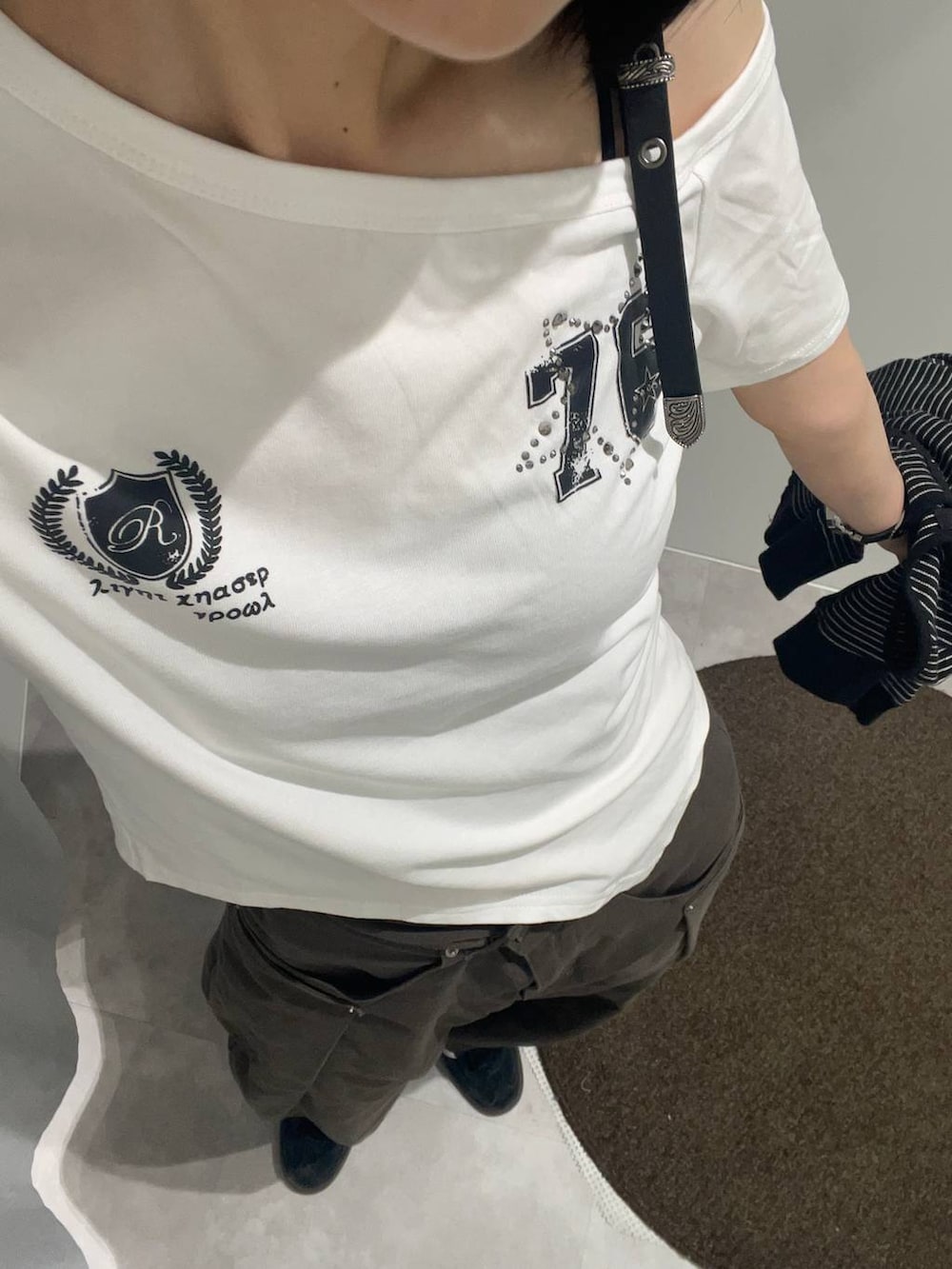 グレー系のカーゴパンツ、ホワイト系のTシャツ/カットソーを着用したレディースの夏コーディネートの2枚目の写真