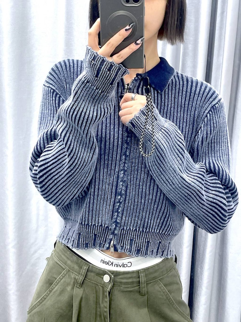 その他のブーツ、グリーン系のカーゴパンツを着用したレディースの秋コーディネートの2枚目の写真