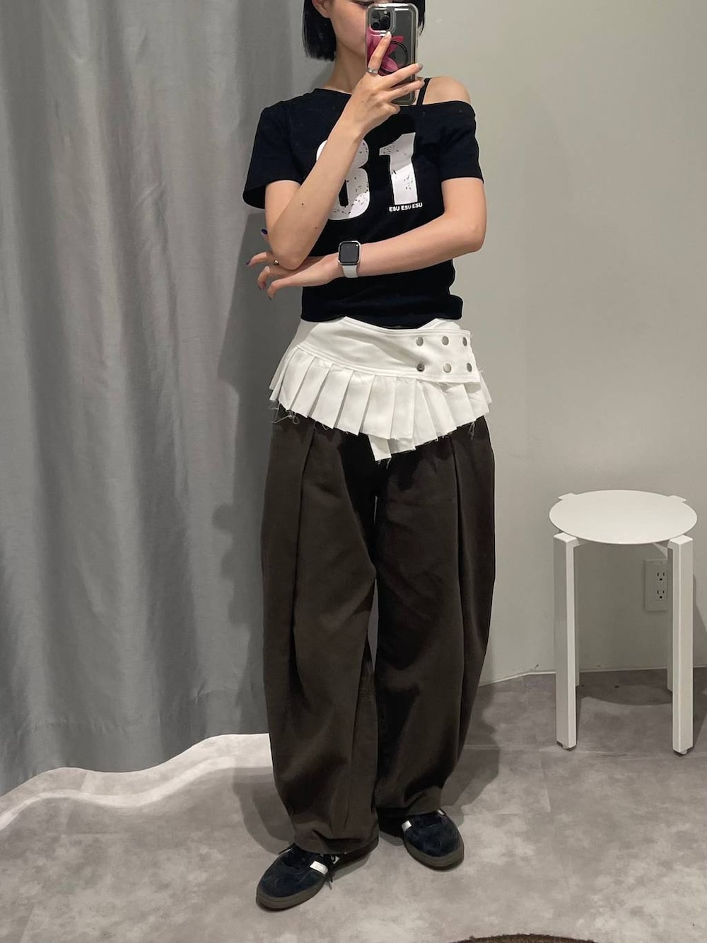 ブラック系のTシャツ/カットソー、グレー系のカーゴパンツ、ホワイト系のベルトを着用したレディースの夏コーディネートの3枚目の写真