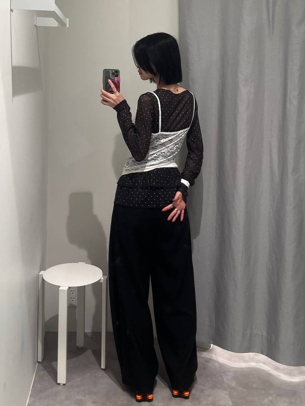 ブラック系のTシャツ/カットソー、ブラック系のスラックスを着用したレディースの夏コーディネートの4枚目の写真
