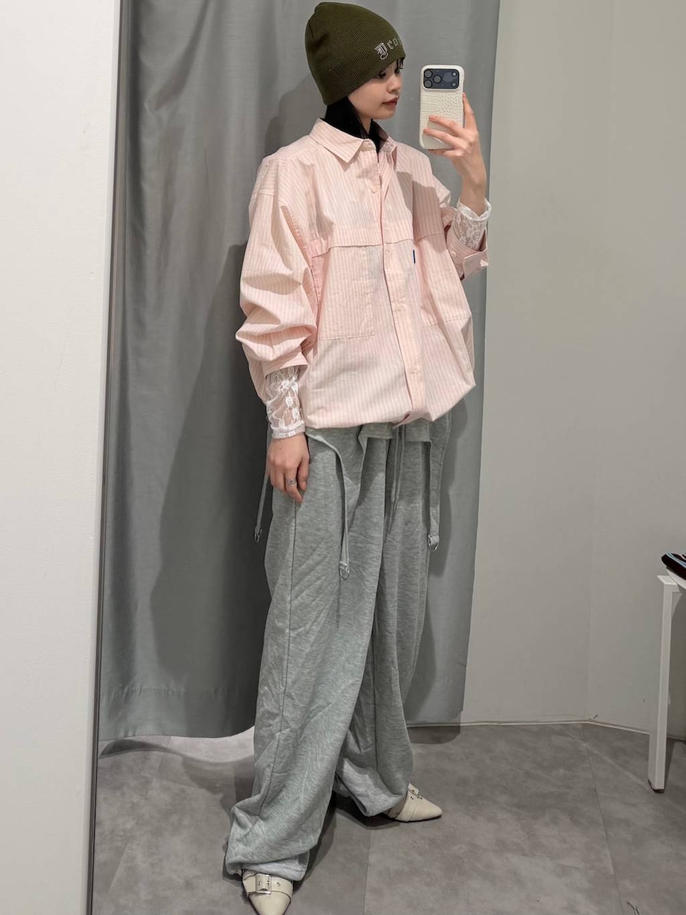 ブルー系のトートバッグ、ホワイト系のTシャツ/カットソー、ホワイト系のパンプスを着用したレディースの冬コーディネートの2枚目の写真