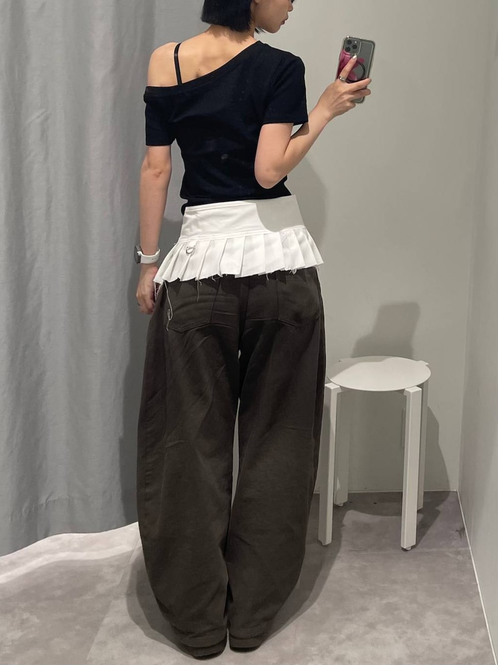 ブラック系のTシャツ/カットソー、グレー系のカーゴパンツ、ホワイト系のベルトを着用したレディースの夏コーディネートの5枚目の写真