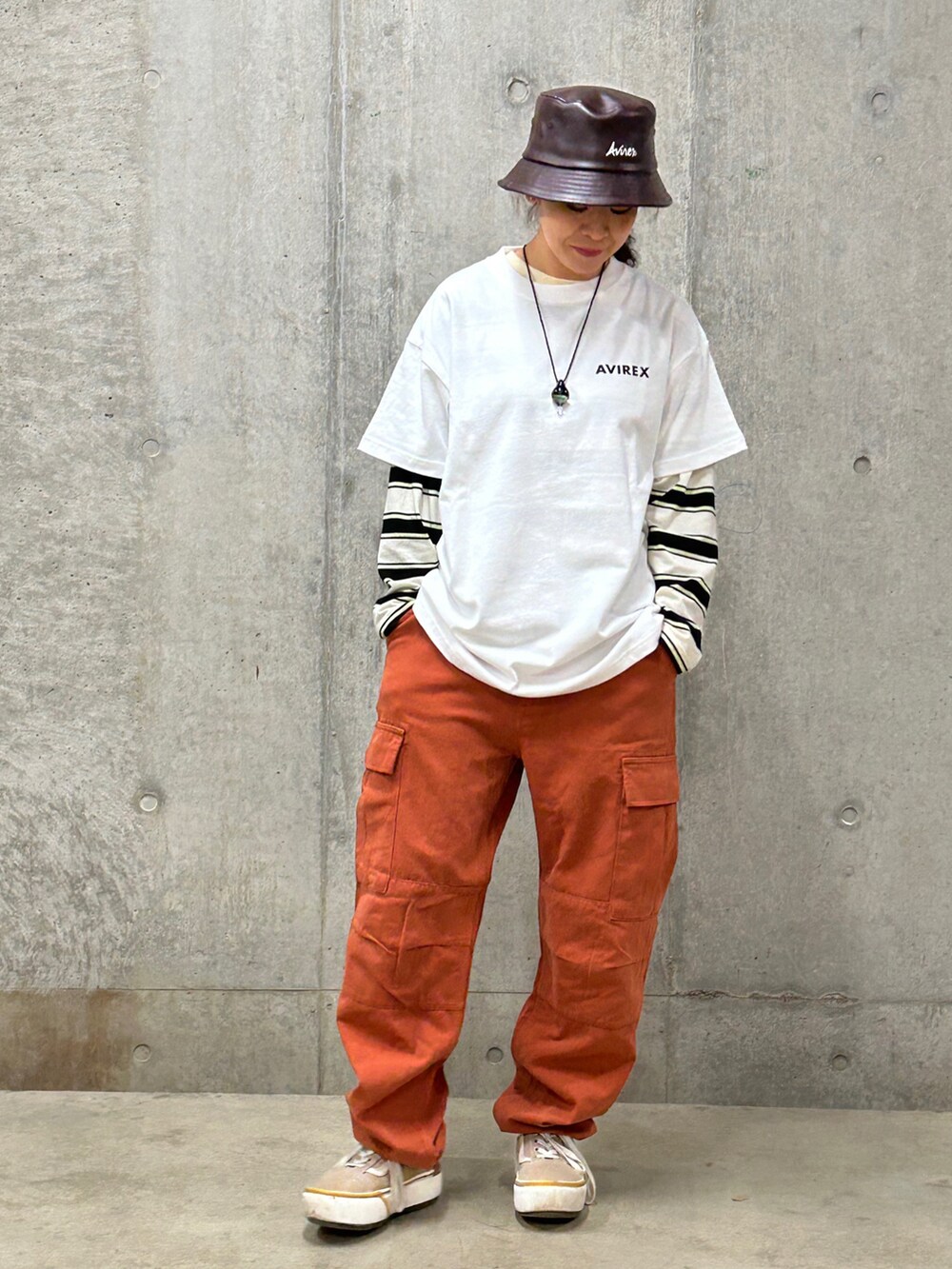 ホワイト系のTシャツ/カットソー、グリーン系のTシャツ/カットソー、レッド系のカーゴパンツを着用したレディースの春コーディネートの3枚目の写真