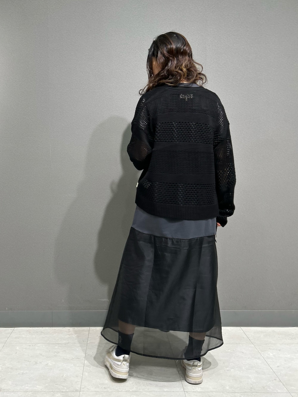 「カーディガン、ワンピース、ワントーンコーデ、ブラックコーデ、AVIREX、ootd、サマーニット、ノースリーブ、outfit、AVIREXBelle」｜「AVIREXの《直営店限定》MACRAME RIBBON KNIT CARDIGAN/マクラメリボンニットカーディガン（カーディガン/ボレロ、ブラック系）」を使った、Yasさん（レディース・156cm）の春コーディネートの3枚目の写真