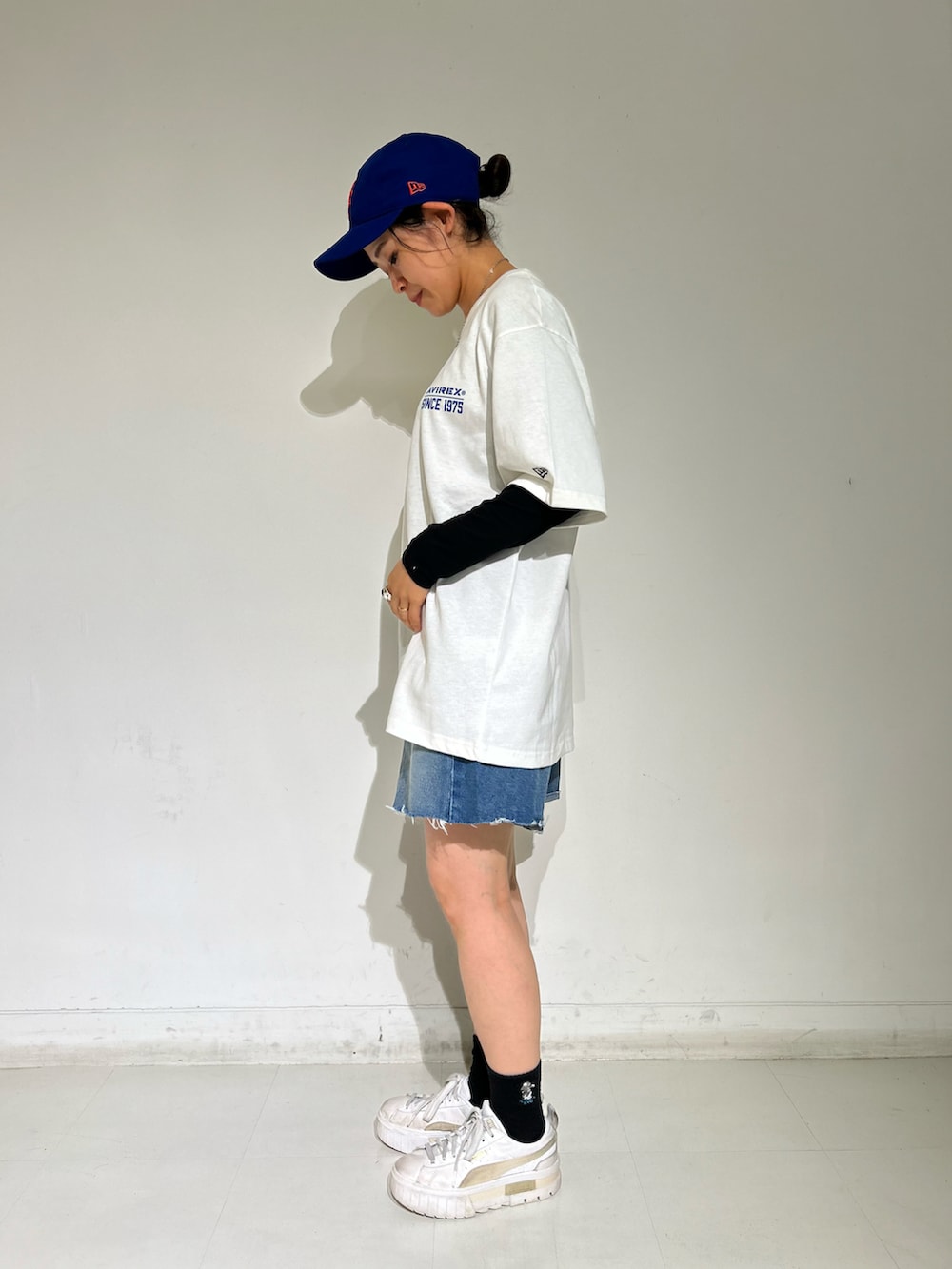 「デニム、AVIREX、NEWERA、NEW ERA、ootd、白Tシャツ、outfit、MLB、AVIREXBelle、MLBコラボ」｜「MLBのAVIREX × NEW YORK METS T-SHIRT（Tシャツ/カットソー、ホワイト系）」を使った、Yasさん（レディース・156cm）の夏コーディネートの3枚目の写真