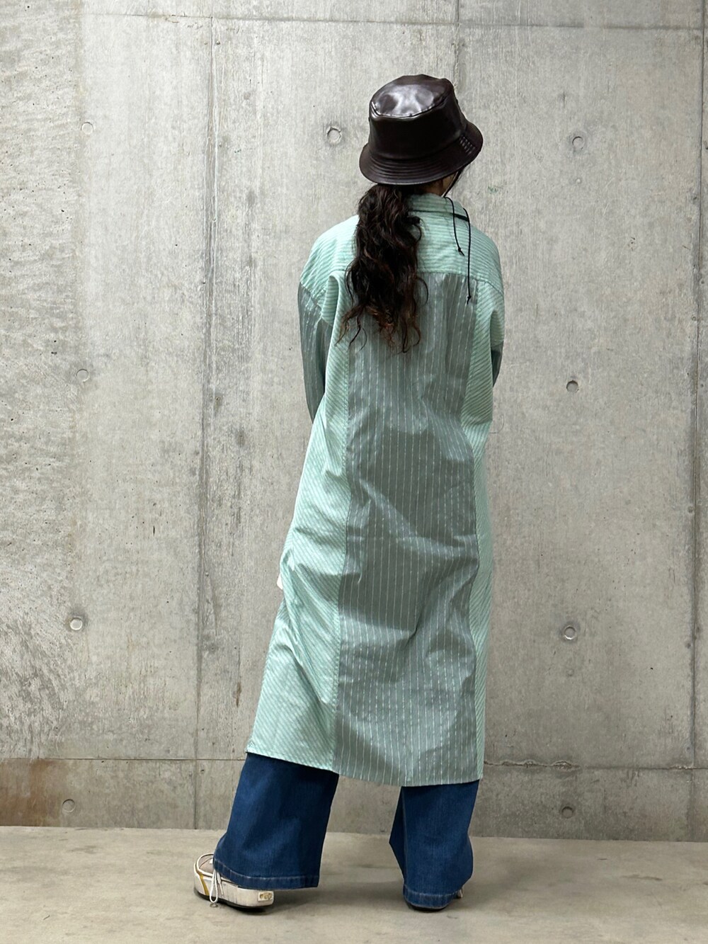 「AVIREX、シャツワンピース、休日スタイル、パンツスタイル、ootd、シンプルコーデ、outfit、お洒落さんとつながりたい、オトナカワイイ、AVIREXBelle」｜「AVIREXの【直営店限定】フェイクレザー バケットハット/ FAKE LEATHER BUCKET HAT（ハット、ブラウン系）」を使った、Yasさん（レディース・156cm）の春コーディネートの3枚目の写真