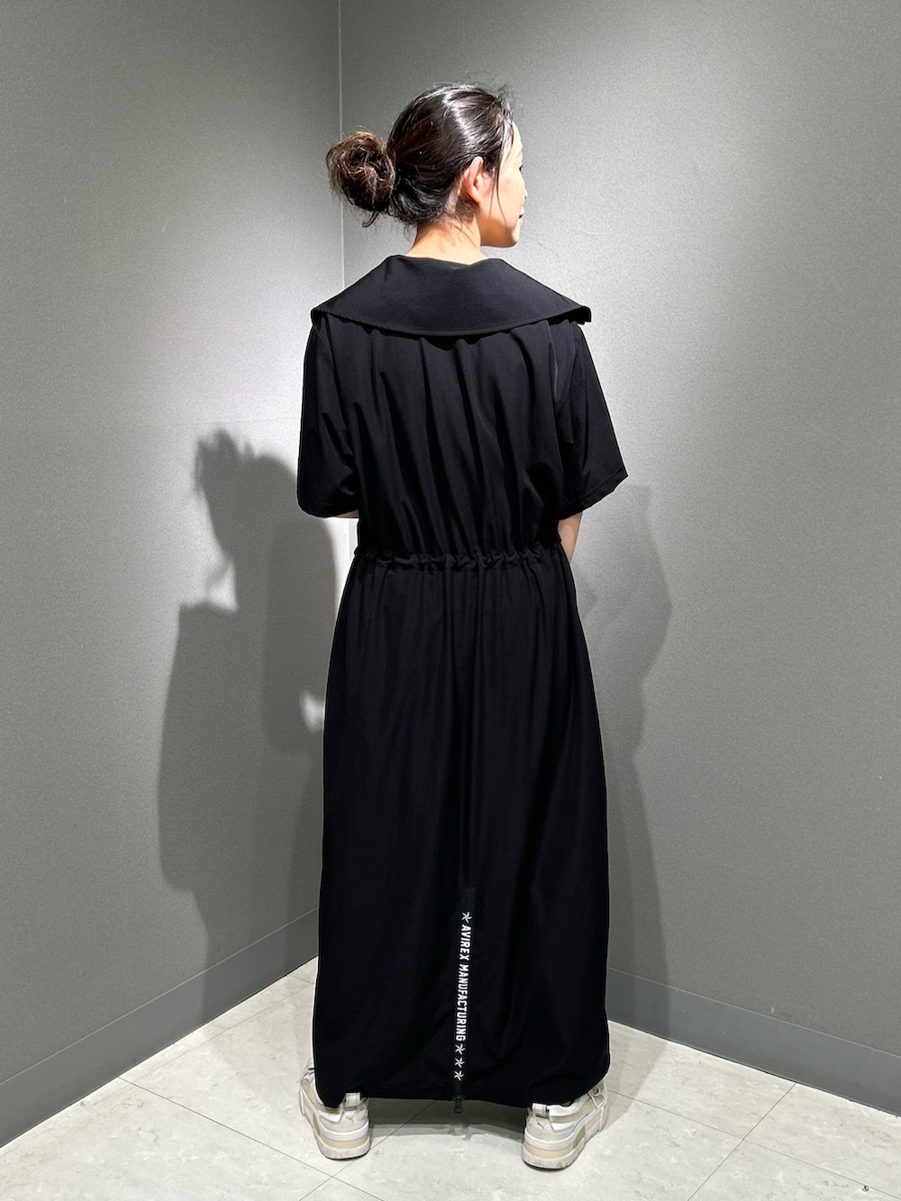 「ワンピース、AVIREX、大人コーデ、カジュアルスタイル、ootd、夏コーデ、ワンピーススタイル、夏服、outfit、AVIREXBelle」｜「AVIREXの《直営店限定》HALF ZIP ACTIVE ONE PIECE/ハーフジップ アクティブワンピース（ワンピース、ブラック系）」を使った、Yasさん（レディース・156cm）の夏コーディネートの3枚目の写真