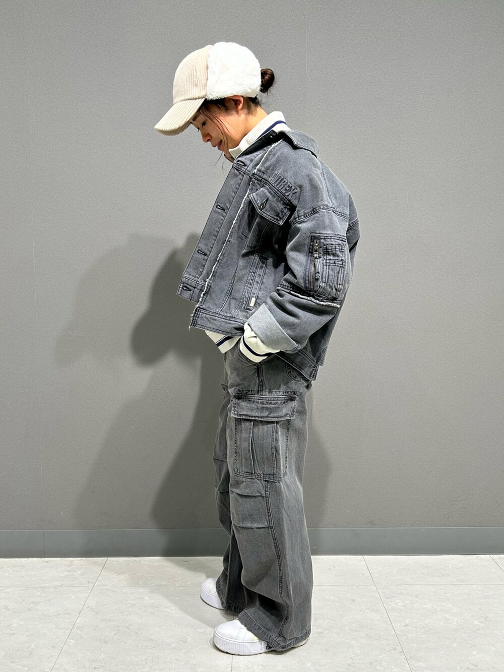 「デニム、セットアップ、AVIREX、ootd、カジュアルコーデ、outfit、フライトキャップ、冬のコーデ、オトナ女子、AVIREXBelle」｜「AVIREXのL/S EMBOSSING DENIM JACKET/エンボス デニムジャケット（デニムジャケット、ブラック系）」を使った、Yasさん（レディース・156cm）の冬コーディネートの2枚目の写真