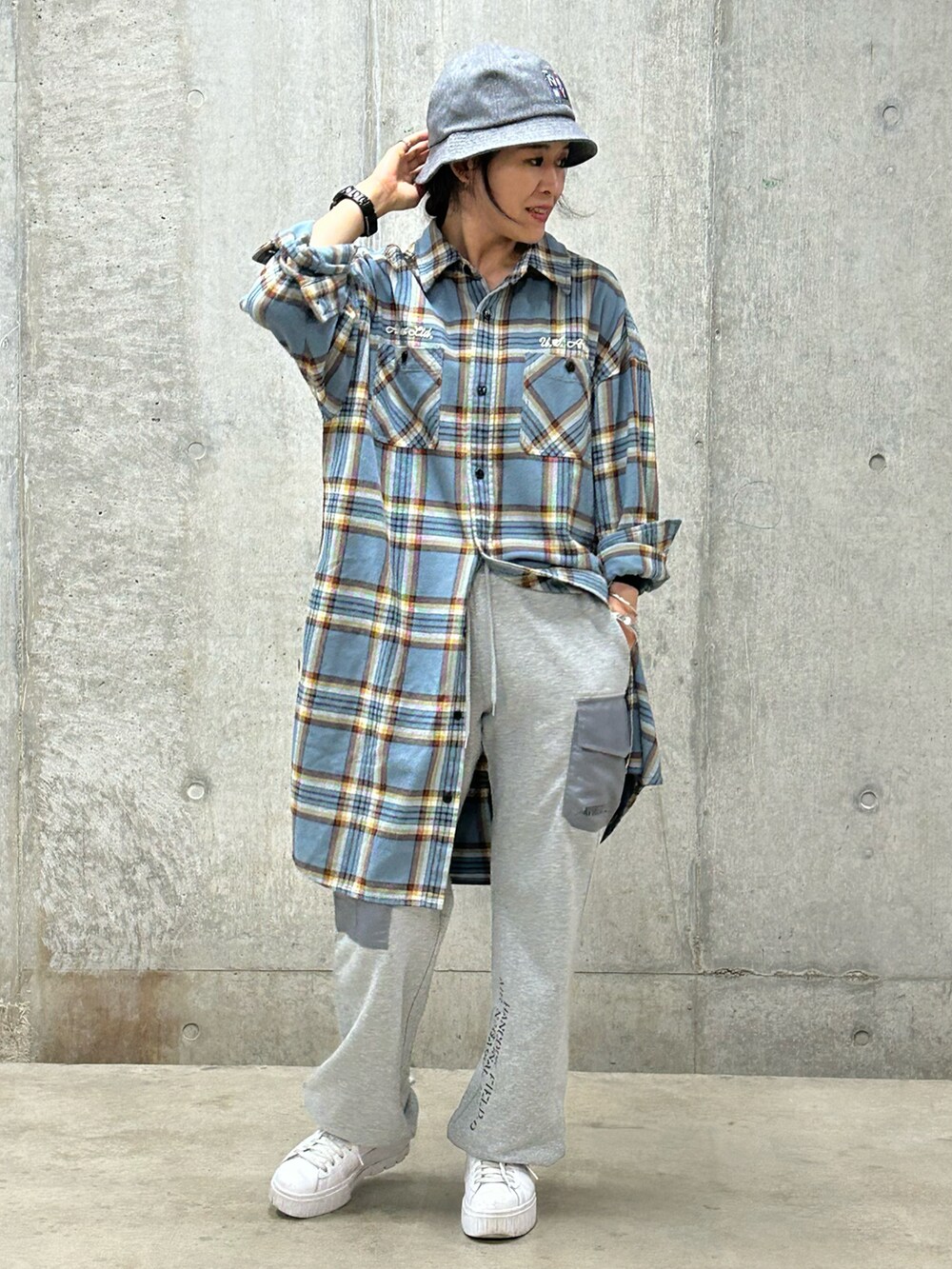 「シンプル、AVIREX、お出かけコーデ、シャツワンピ、休日コーデ、ootd、outfit、オトナカジュアル、オトナ女子、AVIREXBelle」｜「AVIREXのWAPPEN METRO HAT / ワッペン メトロ ハット / AVIREX / アヴィレックス（ハット、グレー系）」を使った、Yasさん（レディース・156cm）の夏コーディネートの3枚目の写真