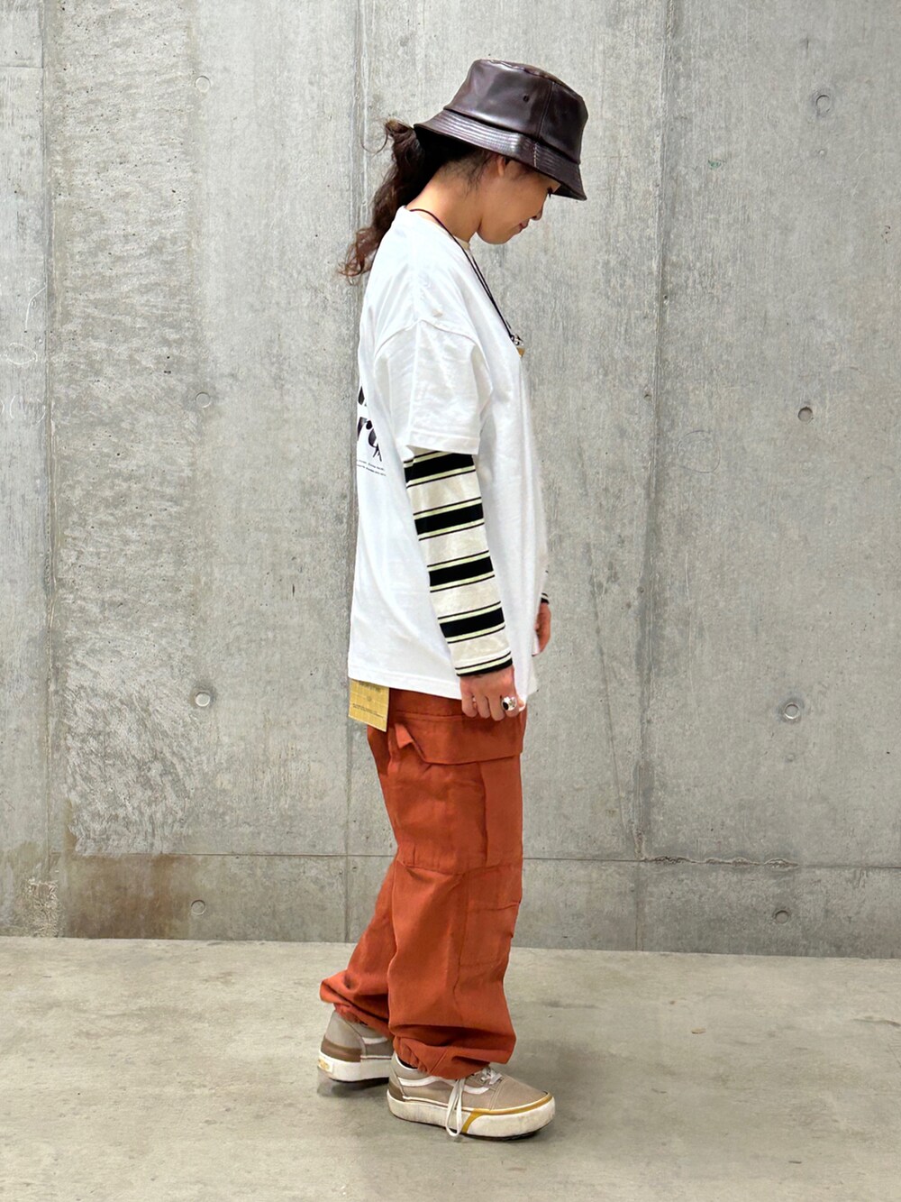 ホワイト系のTシャツ/カットソー、グリーン系のTシャツ/カットソー、レッド系のカーゴパンツを着用したレディースの春コーディネートの2枚目の写真