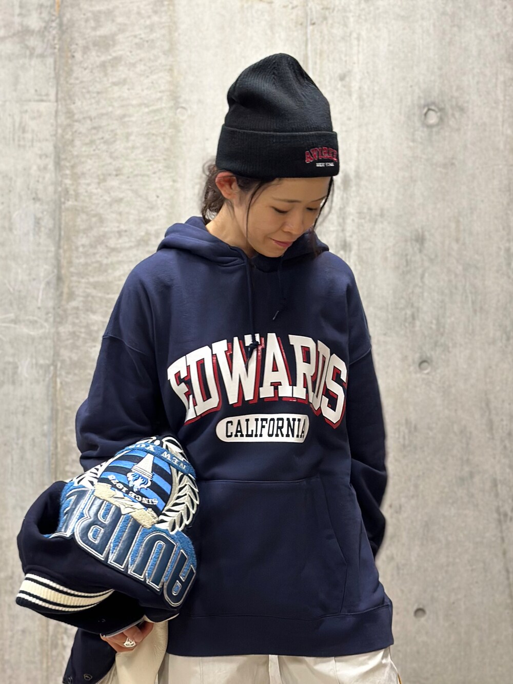 「ビッグシルエット、パーカー、AVIREX、冬コーデ、ootd、シンプルスタイル、outfit、秋冬コーデ、オトナカワイイ、AVIREXBelle」｜「AVIREXのＬＯＧＯワッチＣＡＰ（ニットキャップ/ビーニー、ブラック系）」を使った、Yasさん（レディース・156cm）の秋コーディネートの3枚目の写真