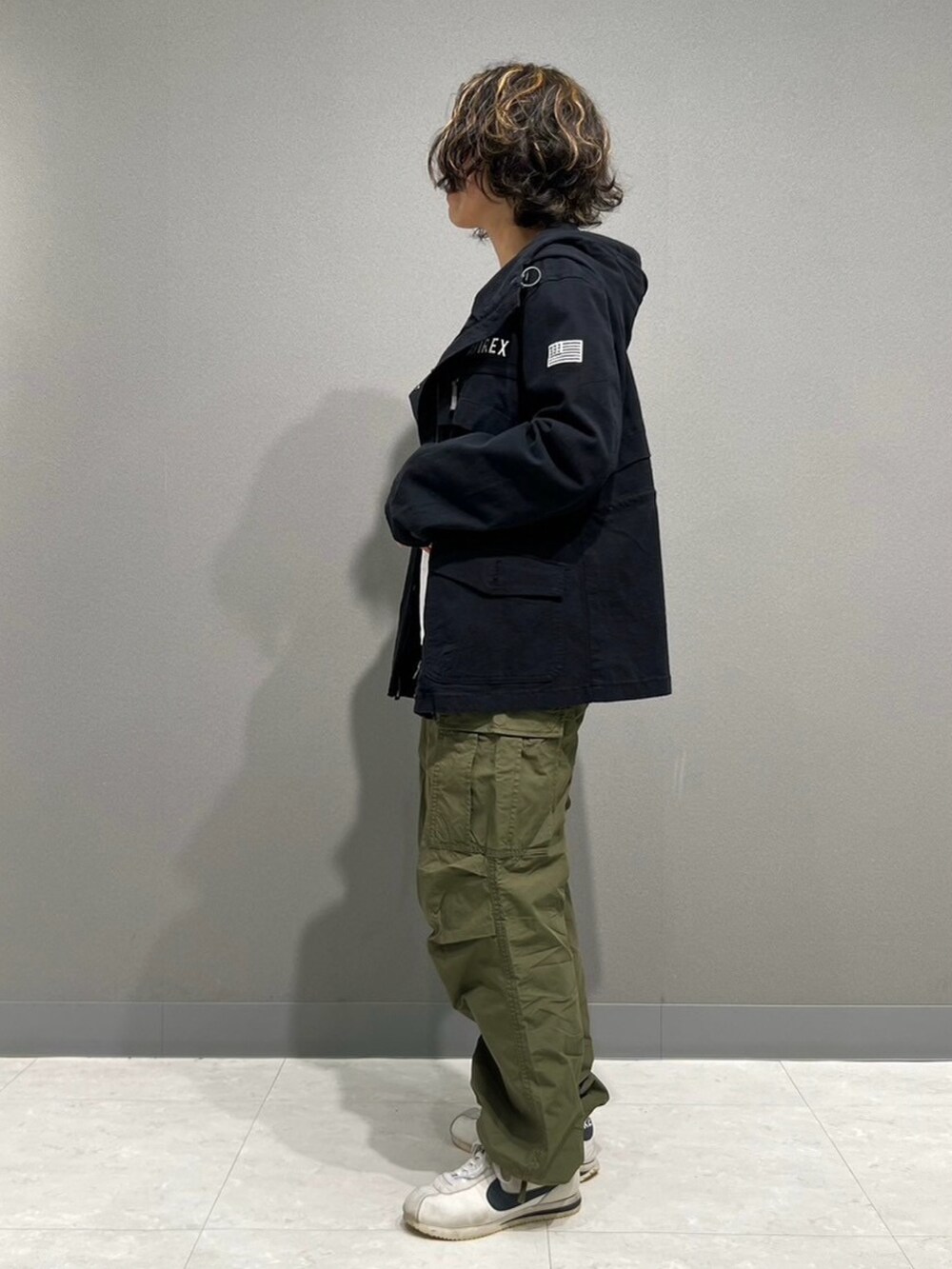 「ミリタリー、AVIREX、オリーブ、ootd、シンプルスタイル、カジュアルコーデ、outfit、オトナ女子、AVIREXBelle、スノーパンツ」｜「AVIREXのファティーグロングスリーブティーシャツ/ L/S FATIGUE T-SHIRT（Tシャツ/カットソー、ホワイト系）」を使った、Yasさん（レディース・156cm）の冬コーディネートの2枚目の写真