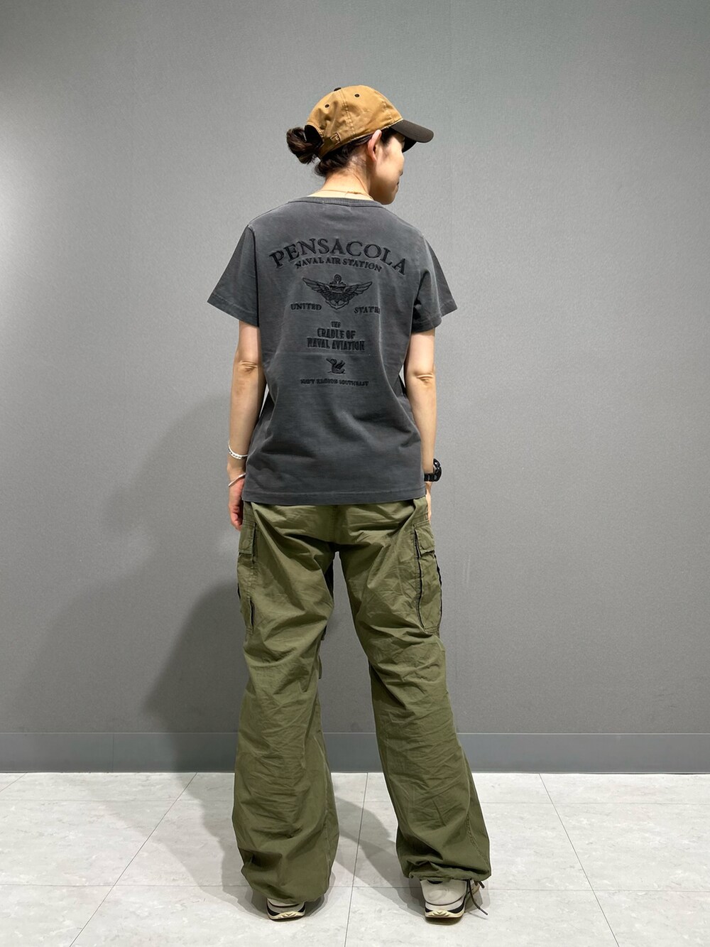「AVIREX、AVIREXBelle、ootd、outfit、夏コーデ、ラクチンコーデ、おでかけコーデ、Tシャツコーデ、カーゴパンツ、パンツスタイル、パンツコーデ、オリーブ、チャコールグレー、ミリタリー、グリーン」｜「AVIREXの《直営店限定》FADE WASHＴ-SHIRT "PENSACOLA"/フェイドウォッシュTシャツ"ペンサコーラ"（Tシャツ/カットソー、グレー系）」を使った、Yasさん（レディース・156cm）の夏コーディネートの3枚目の写真