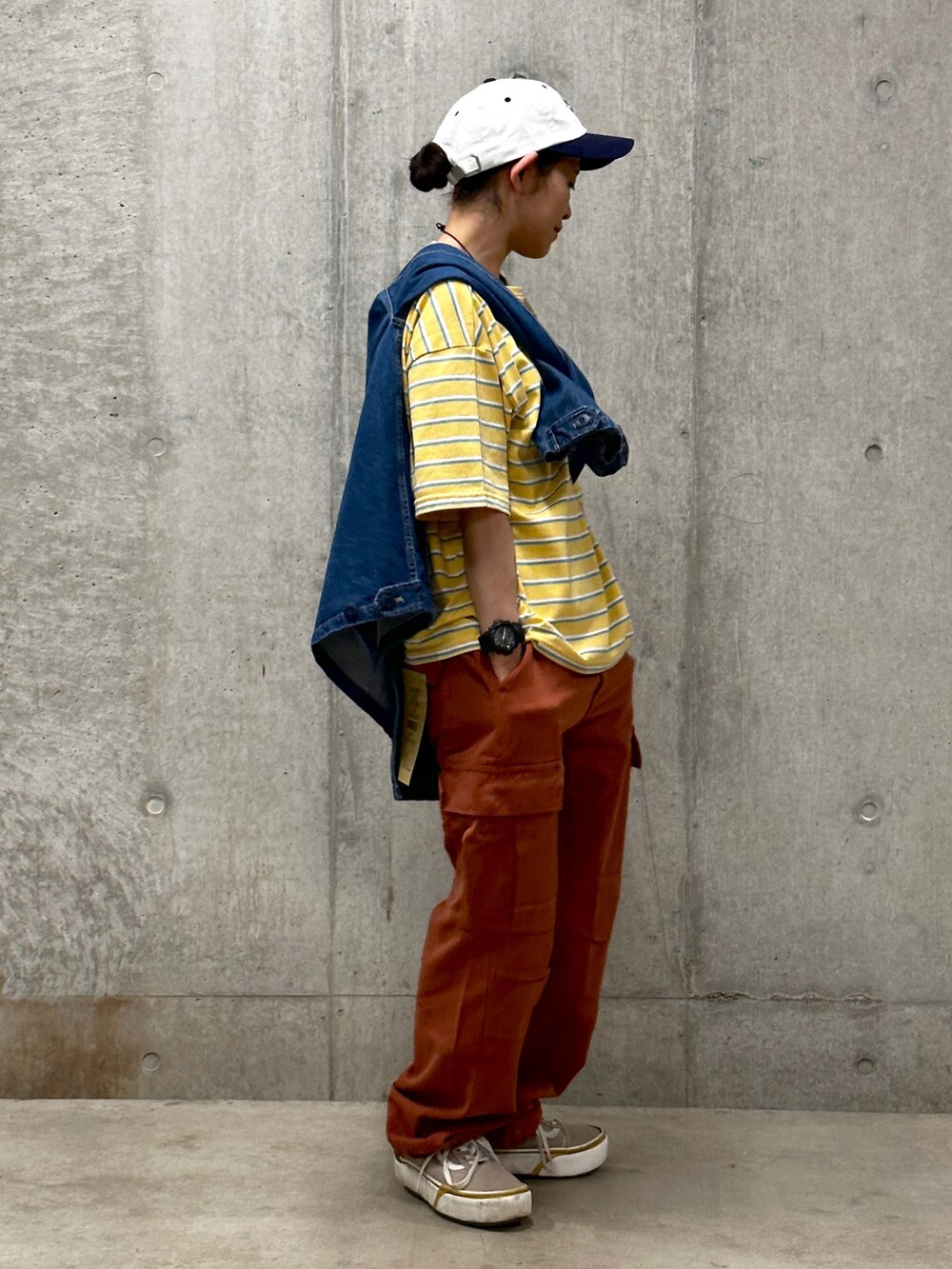 イエロー系のTシャツ/カットソー、その他のその他アウター、レッド系のカーゴパンツを着用したレディースの春コーディネートの2枚目の写真