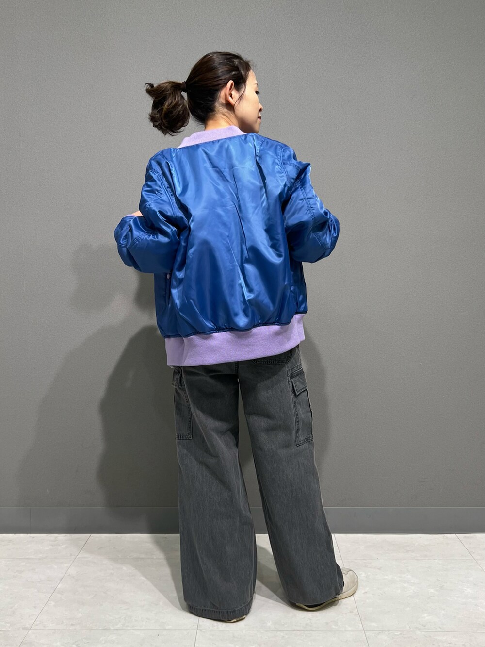 「デニム、ブルー、MA-1、AVIREX、カーゴパンツ、ラベンダー、ootd、outfit、秋服コーデ、AVIREXBelle」｜「AVIREXのSIGNATURE LOGO MA-1/シグネチャーロゴMA-1（MA-1、パープル系）」を使った、Yasさん（レディース・156cm）の秋コーディネートの3枚目の写真