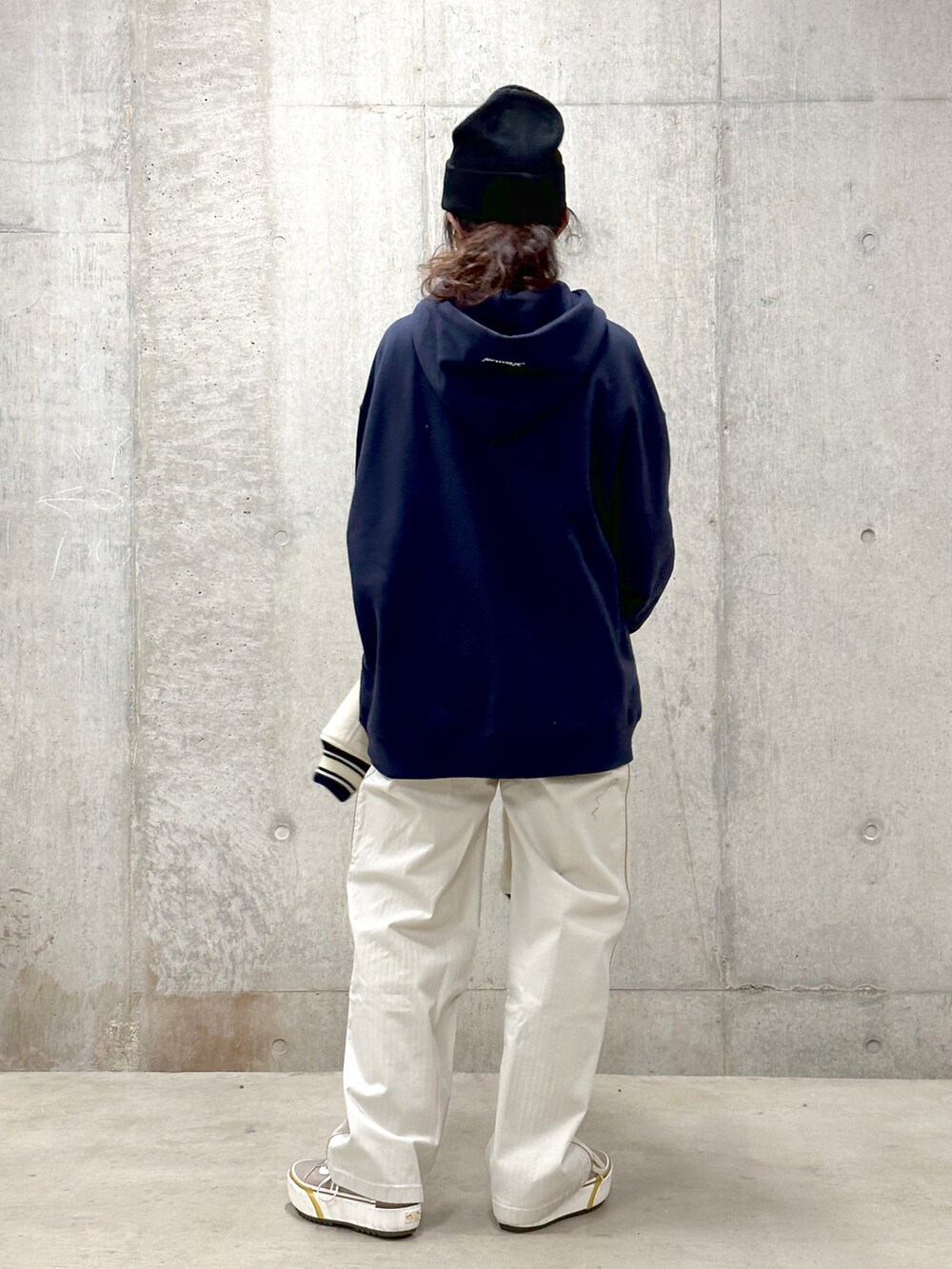 「ビッグシルエット、パーカー、AVIREX、冬コーデ、ootd、シンプルスタイル、outfit、秋冬コーデ、オトナカワイイ、AVIREXBelle」｜「AVIREXのＬＯＧＯワッチＣＡＰ（ニットキャップ/ビーニー、ブラック系）」を使った、Yasさん（レディース・156cm）の秋コーディネートの2枚目の写真