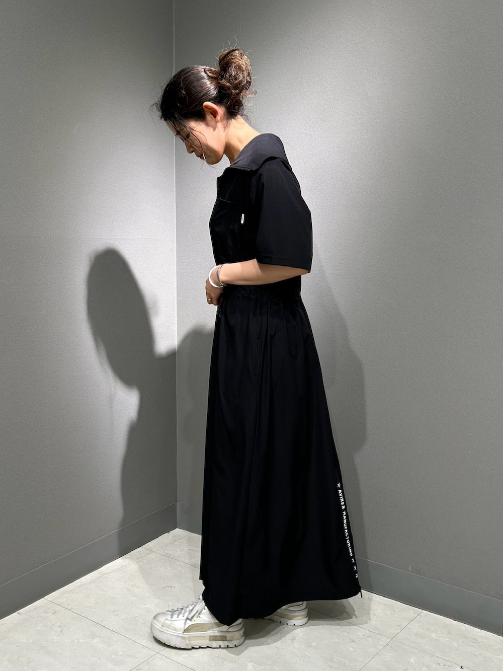 「ワンピース、AVIREX、大人コーデ、カジュアルスタイル、ootd、夏コーデ、ワンピーススタイル、夏服、outfit、AVIREXBelle」｜「AVIREXの《直営店限定》HALF ZIP ACTIVE ONE PIECE/ハーフジップ アクティブワンピース（ワンピース、ブラック系）」を使った、Yasさん（レディース・156cm）の夏コーディネートの2枚目の写真
