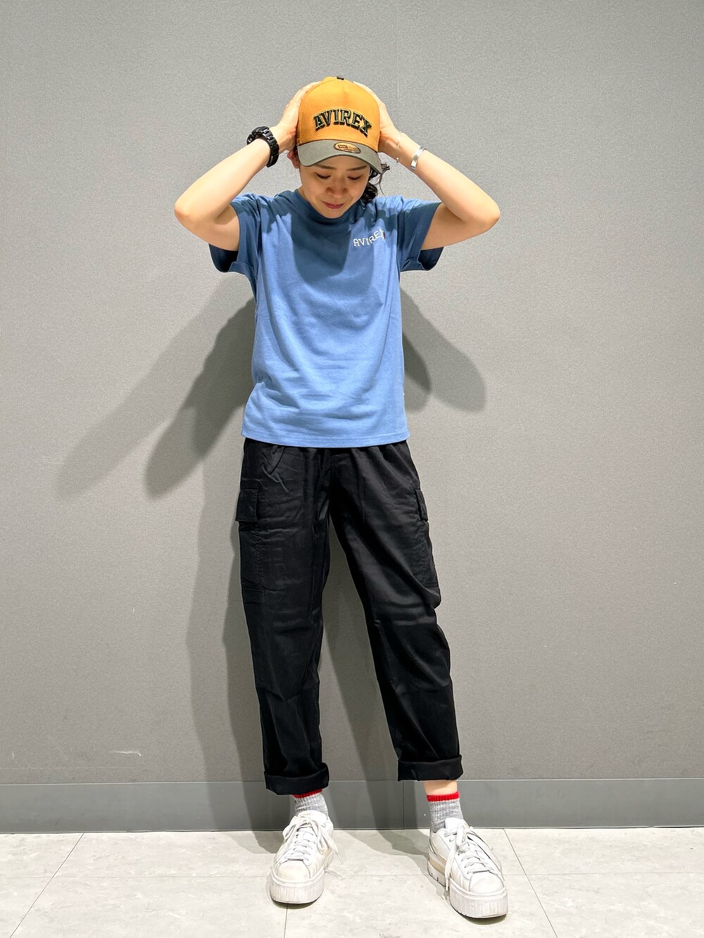 「AVIREX、大人コーデ、定番、春、ootd、シンプルスタイル、デニムコーデ、outfit、大人かわいい、AVIREXBelle」｜「AVIREXのHAND LIKE EMBROIDERY T-SHIRT/ハンドライク刺繍Tシャツ（Tシャツ/カットソー、ブルー系）」を使った、Yasさん（レディース・156cm）の春コーディネートの2枚目の写真