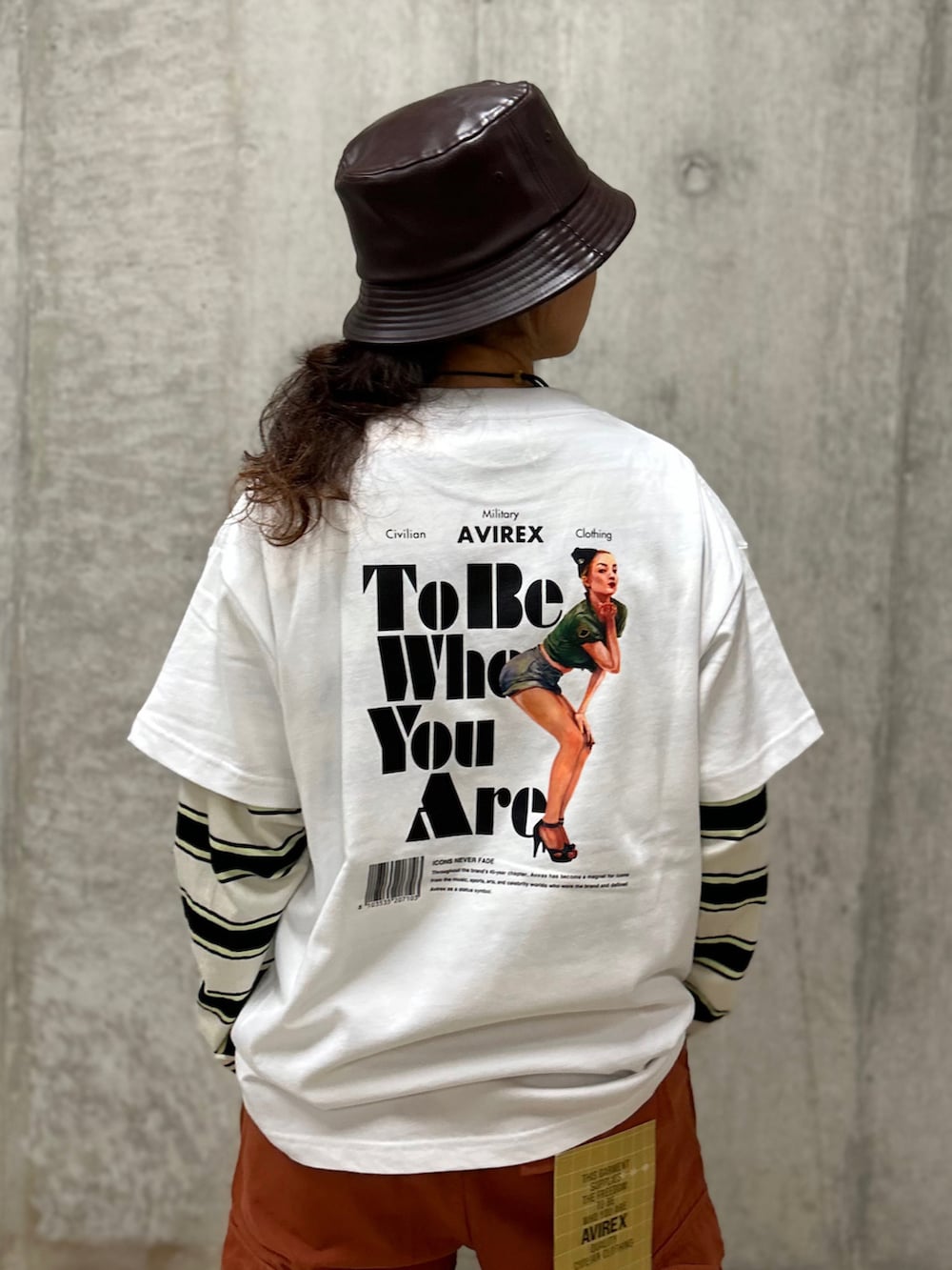 ホワイト系のTシャツ/カットソー、グリーン系のTシャツ/カットソー、レッド系のカーゴパンツを着用したレディースの春コーディネートの4枚目の写真