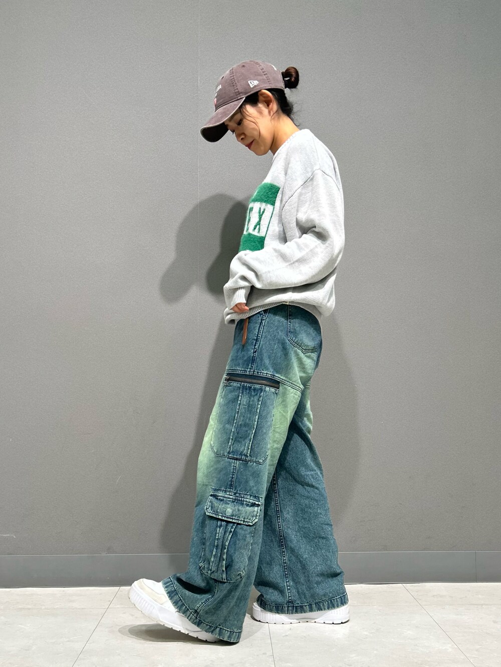 その他のニット/セーター、グリーン系のデニムパンツ、ブラウン系のキャップを着用したレディースの秋コーディネートの2枚目の写真