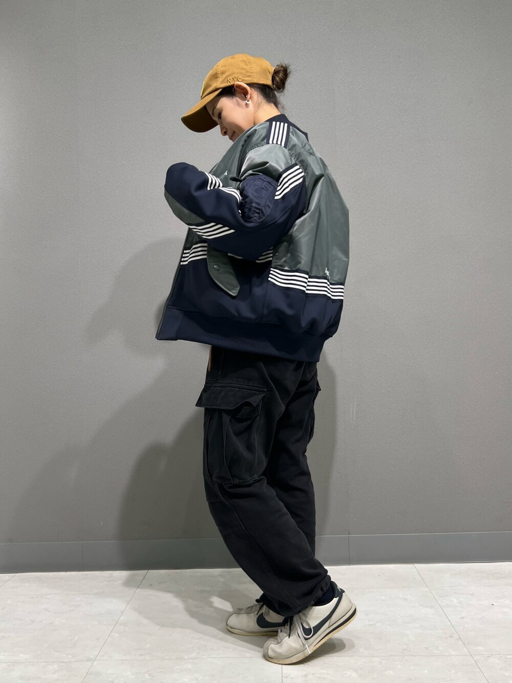 「MA-1、アウトドアスタイル、AVIREX、ジャージ、休日スタイル、ootd、シンプルスタイル、outfit、オトナカジュアル、AVIREXBelle」｜「AVIREXの《CROSSOVER》MA-1 / MA-1 クロスオーバー（MA-1、その他）」を使った、Yasさん（レディース・156cm）の秋コーディネートの2枚目の写真