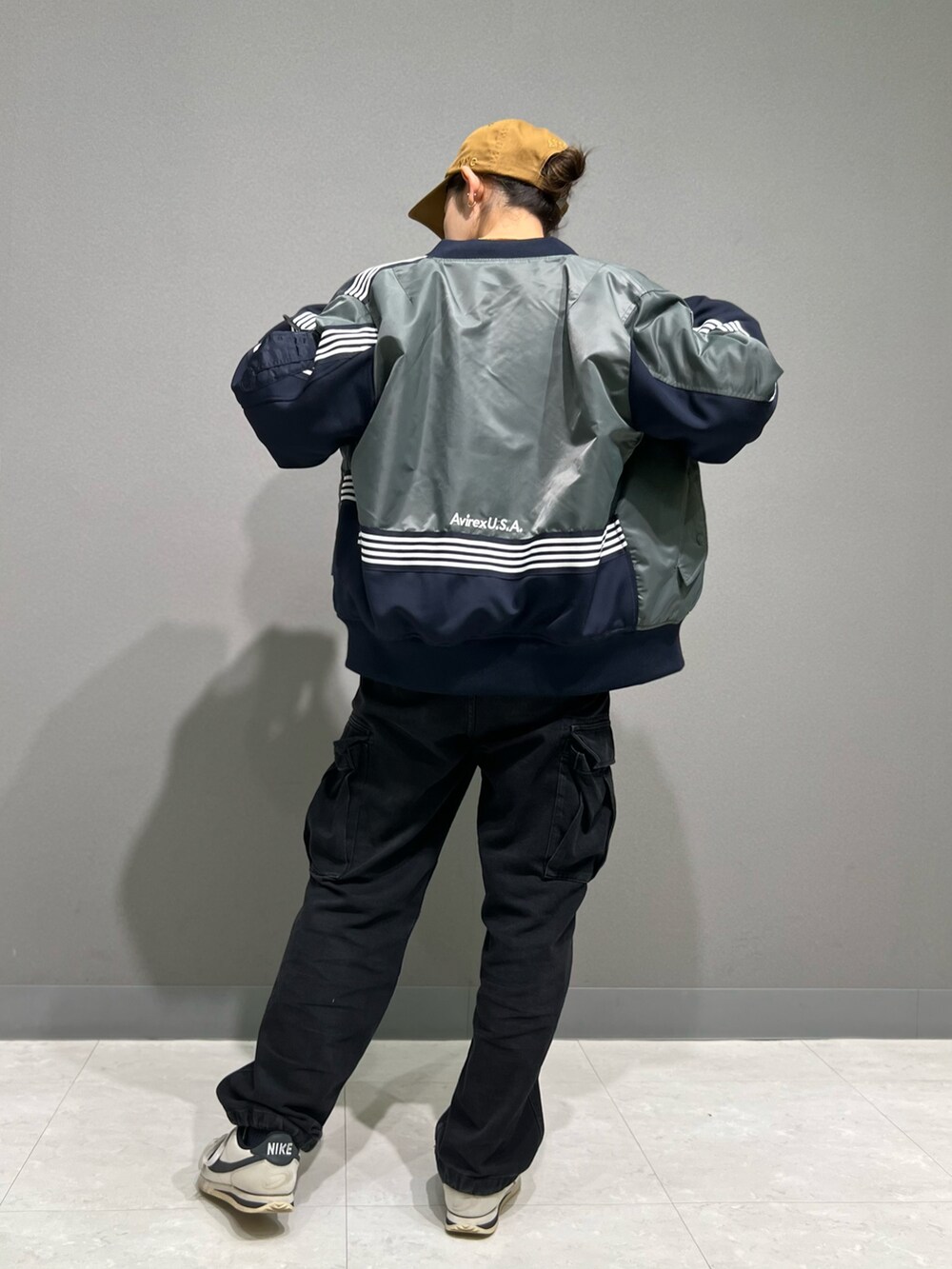 「MA-1、アウトドアスタイル、AVIREX、ジャージ、休日スタイル、ootd、シンプルスタイル、outfit、オトナカジュアル、AVIREXBelle」｜「AVIREXの《CROSSOVER》MA-1 / MA-1 クロスオーバー（MA-1、その他）」を使った、Yasさん（レディース・156cm）の秋コーディネートの3枚目の写真