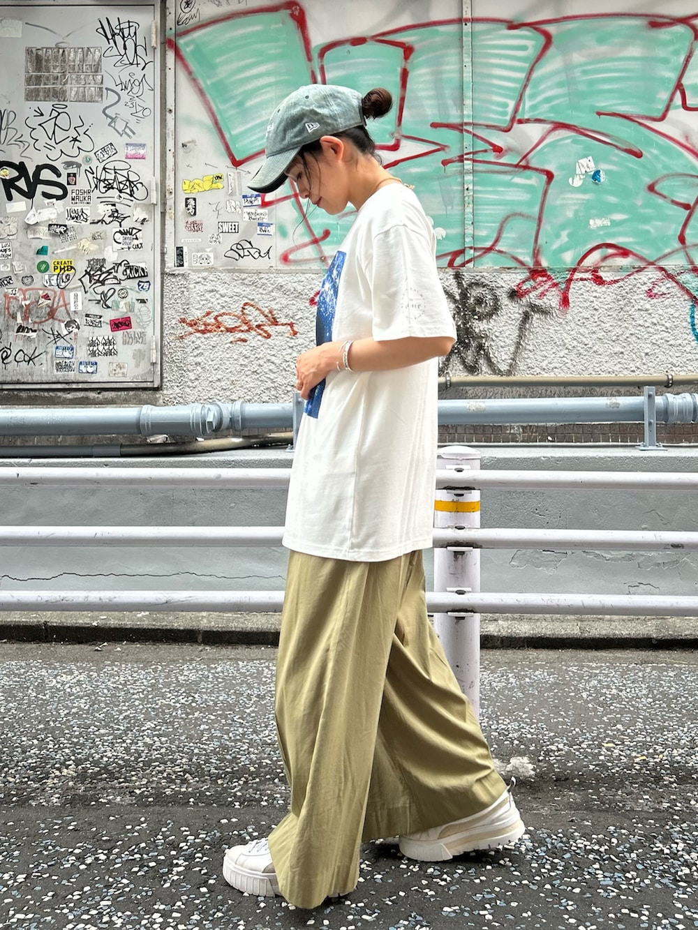 「コラボ、AVIREX、disney、ootd、outfit、半袖シャツ、コラボアイテム、Disneyコーデ、AVIREXBelle、夏ルックで気分アップ」｜「Disneyの《Disney Collection》FANTASIA / MICKEY MOUSE / FILM MAGIC T-SHIRT / AVIREX WOMAN（Tシャツ/カットソー、ホワイト系）」を使った、Yasさん（レディース・156cm）の夏コーディネートの2枚目の写真