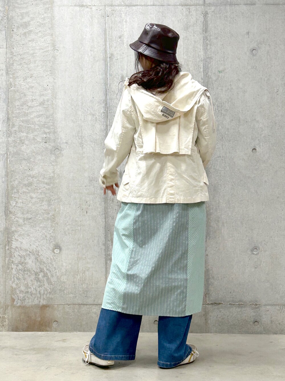 「AVIREX、休日スタイル、ootd、シンプルコーデ、春カラー、春コーデ、シャツスタイル、outfit、お洒落さんとつながりたい、AVIREXBelle」｜「AVIREXのMOUNTAIN PARKA WITH THE CAPE/ マウンテンパーカー ウィズ ザ ケープ（マウンテンパーカー、ホワイト系）」を使った、Yasさん（レディース・156cm）の春コーディネートの3枚目の写真