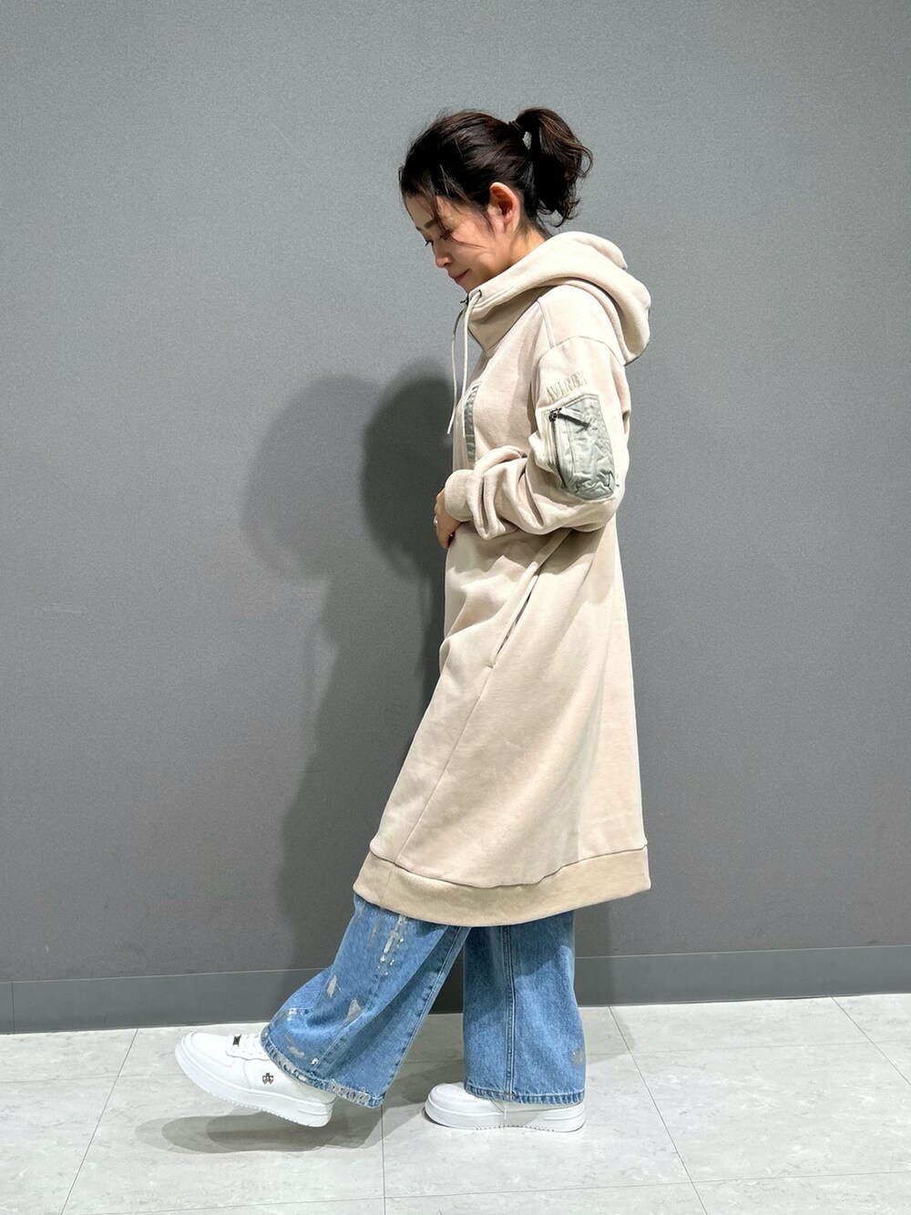 「ワンピース、AVIREX、カジュアルスタイル、ootd、パンツコーデ、ゆるコーデ、outfit、大人かわいい、冬のコーデ、AVIREXBelle」｜「AVIREXのHOODIE NYLON MILITARY ONEPIECE/フーディーナイロン ミリタリーワンピース（ワンピース、ベージュ系）」を使った、Yasさん（レディース・156cm）の冬コーディネートの2枚目の写真