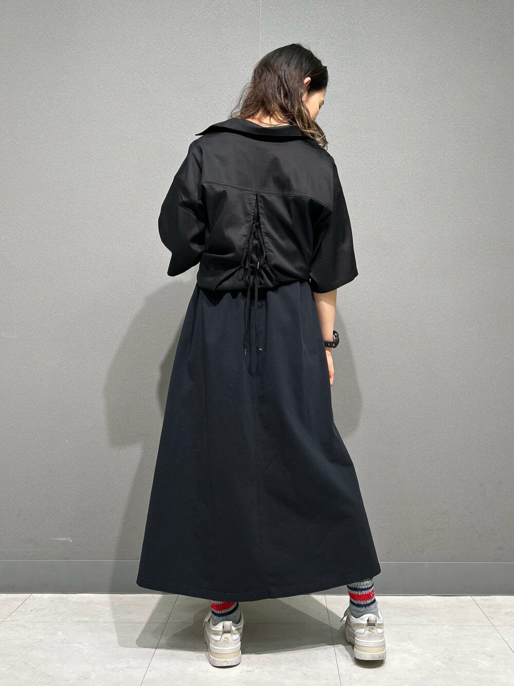 「ワンピース、ワントーンコーデ、ブラックコーデ、AVIREX、大人女子、ootd、シャツスタイル、outfit、シャツ/ブラウス、AVIREXBelle」｜「AVIREXの《直営店限定》BACK RIBON TENCEL SHIRTS/バックリボン テンセルシャツ（シャツ/ブラウス、ブラック系）」を使った、Yasさん（レディース・156cm）の春コーディネートの3枚目の写真