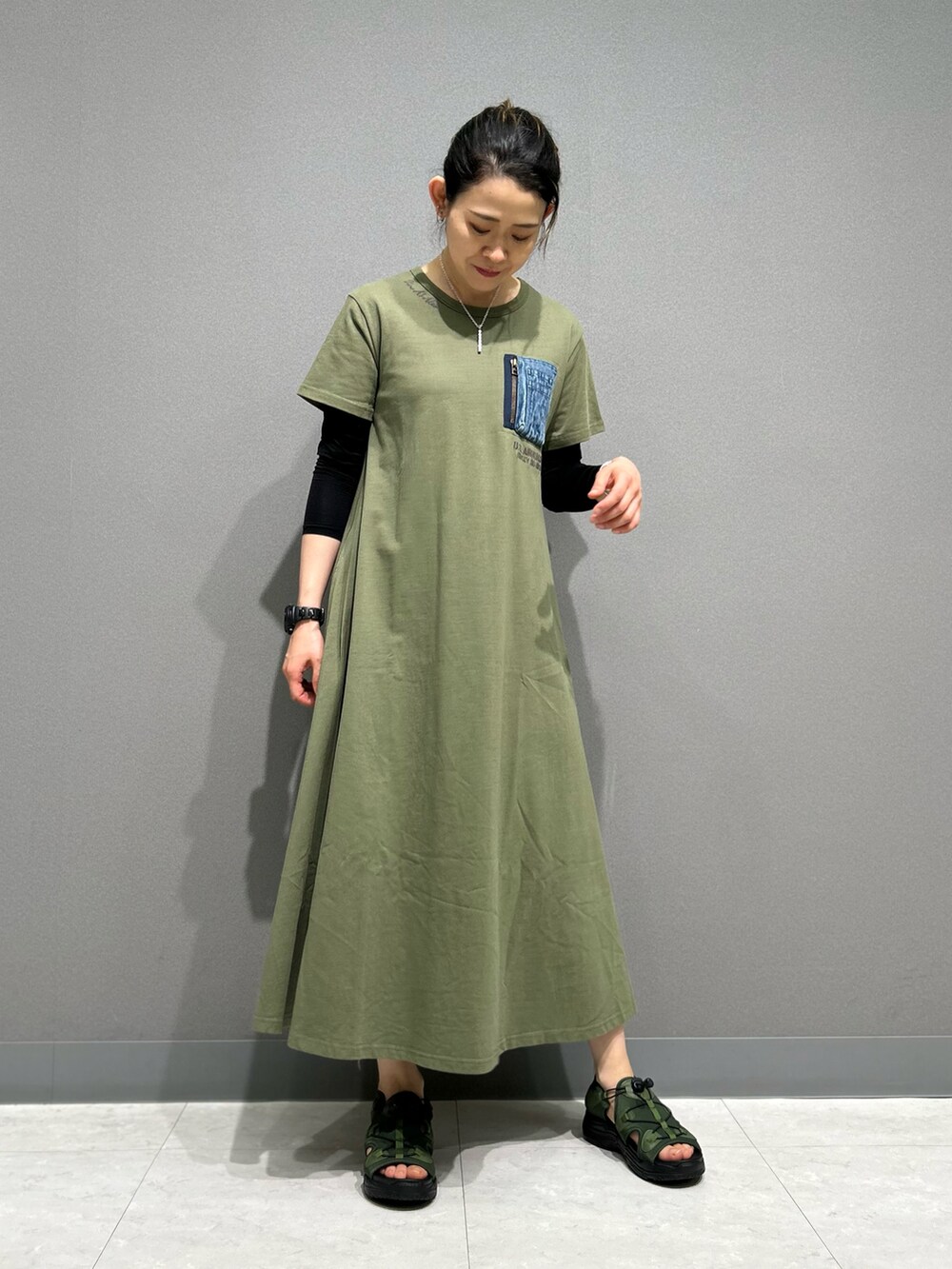 「ワンピース、グリーン、ワントーンコーデ、AVIREX、オリーブ、ootd、シンプルコーデ、楽チンコーデ、outfit、AVIREXBelle」｜「AVIREXのデニム ポケット フレア ワンピース/DENIM POCKET FLARE ONEPICE（ワンピース、グリーン系）」を使った、Yasさん（レディース・156cm）の春コーディネートの3枚目の写真