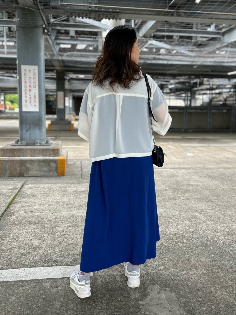 「AVIREX、大人コーデ、リラックススタイル、ootd、ワンピーススタイル、夏服、outfit、大人かわいい、大人カジュアルコーデ、AVIREXBelle」｜「AVIREXのDENIM POCKET FLARE ONEPICE/デニム ポケット フレア ワンピース（ワンピース、ブルー系）」を使った、Yasさん（レディース・156cm）の春コーディネートの3枚目の写真