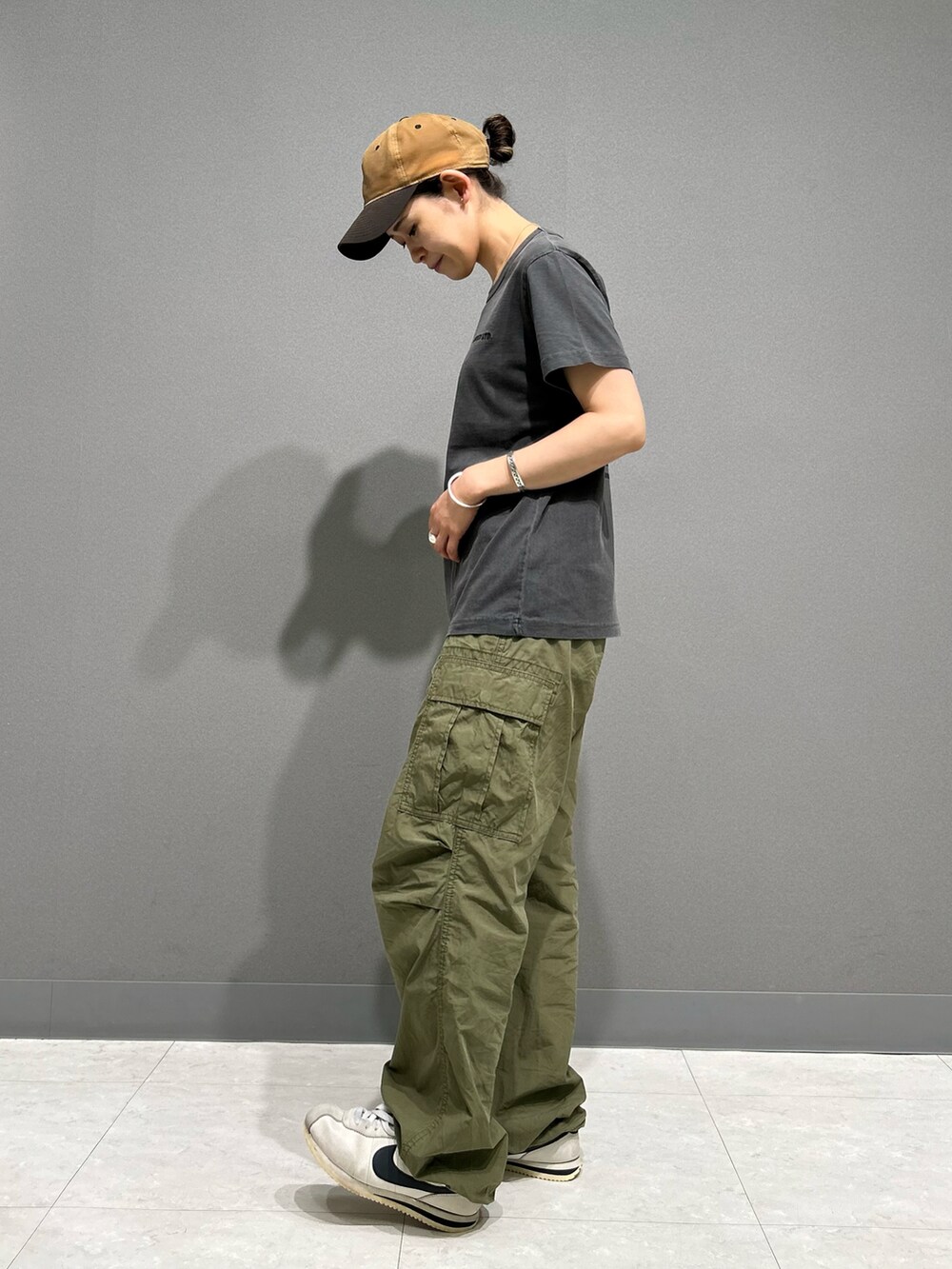 「AVIREX、AVIREXBelle、ootd、outfit、夏コーデ、ラクチンコーデ、おでかけコーデ、Tシャツコーデ、カーゴパンツ、パンツスタイル、パンツコーデ、オリーブ、チャコールグレー、ミリタリー、グリーン」｜「AVIREXの《直営店限定》FADE WASHＴ-SHIRT "PENSACOLA"/フェイドウォッシュTシャツ"ペンサコーラ"（Tシャツ/カットソー、グレー系）」を使った、Yasさん（レディース・156cm）の夏コーディネートの2枚目の写真