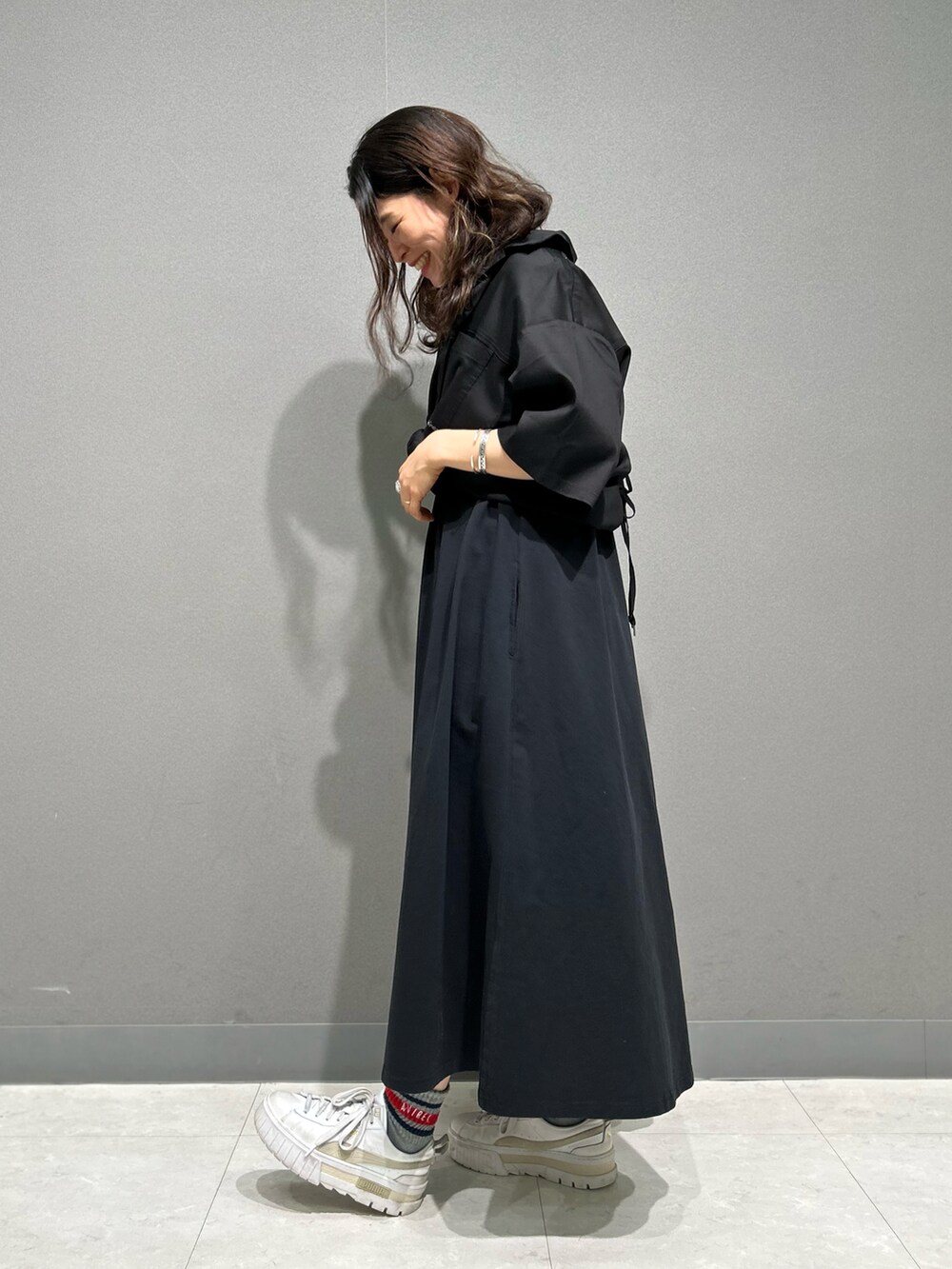 「ワンピース、ワントーンコーデ、ブラックコーデ、AVIREX、大人女子、ootd、シャツスタイル、outfit、シャツ/ブラウス、AVIREXBelle」｜「AVIREXの《直営店限定》BACK RIBON TENCEL SHIRTS/バックリボン テンセルシャツ（シャツ/ブラウス、ブラック系）」を使った、Yasさん（レディース・156cm）の春コーディネートの2枚目の写真