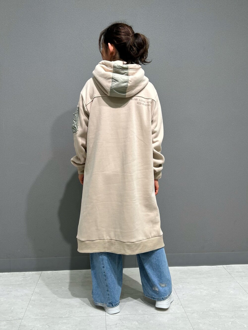 「ワンピース、AVIREX、カジュアルスタイル、ootd、パンツコーデ、ゆるコーデ、outfit、大人かわいい、冬のコーデ、AVIREXBelle」｜「AVIREXのHOODIE NYLON MILITARY ONEPIECE/フーディーナイロン ミリタリーワンピース（ワンピース、ベージュ系）」を使った、Yasさん（レディース・156cm）の冬コーディネートの3枚目の写真