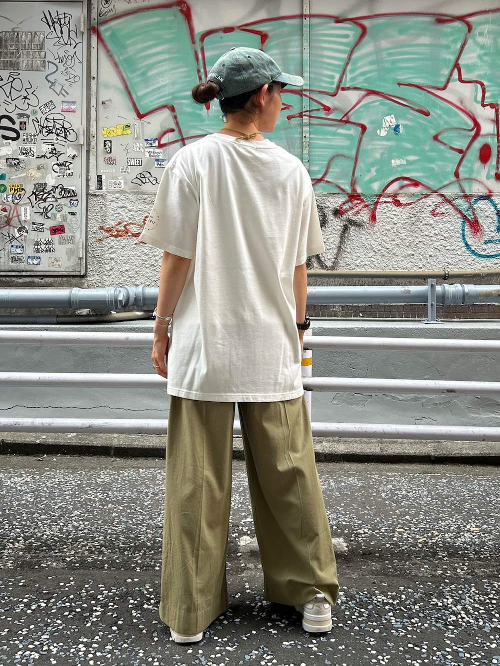 「コラボ、AVIREX、disney、ootd、outfit、半袖シャツ、コラボアイテム、Disneyコーデ、AVIREXBelle、夏ルックで気分アップ」｜「Disneyの《Disney Collection》FANTASIA / MICKEY MOUSE / FILM MAGIC T-SHIRT / AVIREX WOMAN（Tシャツ/カットソー、ホワイト系）」を使った、Yasさん（レディース・156cm）の夏コーディネートの3枚目の写真