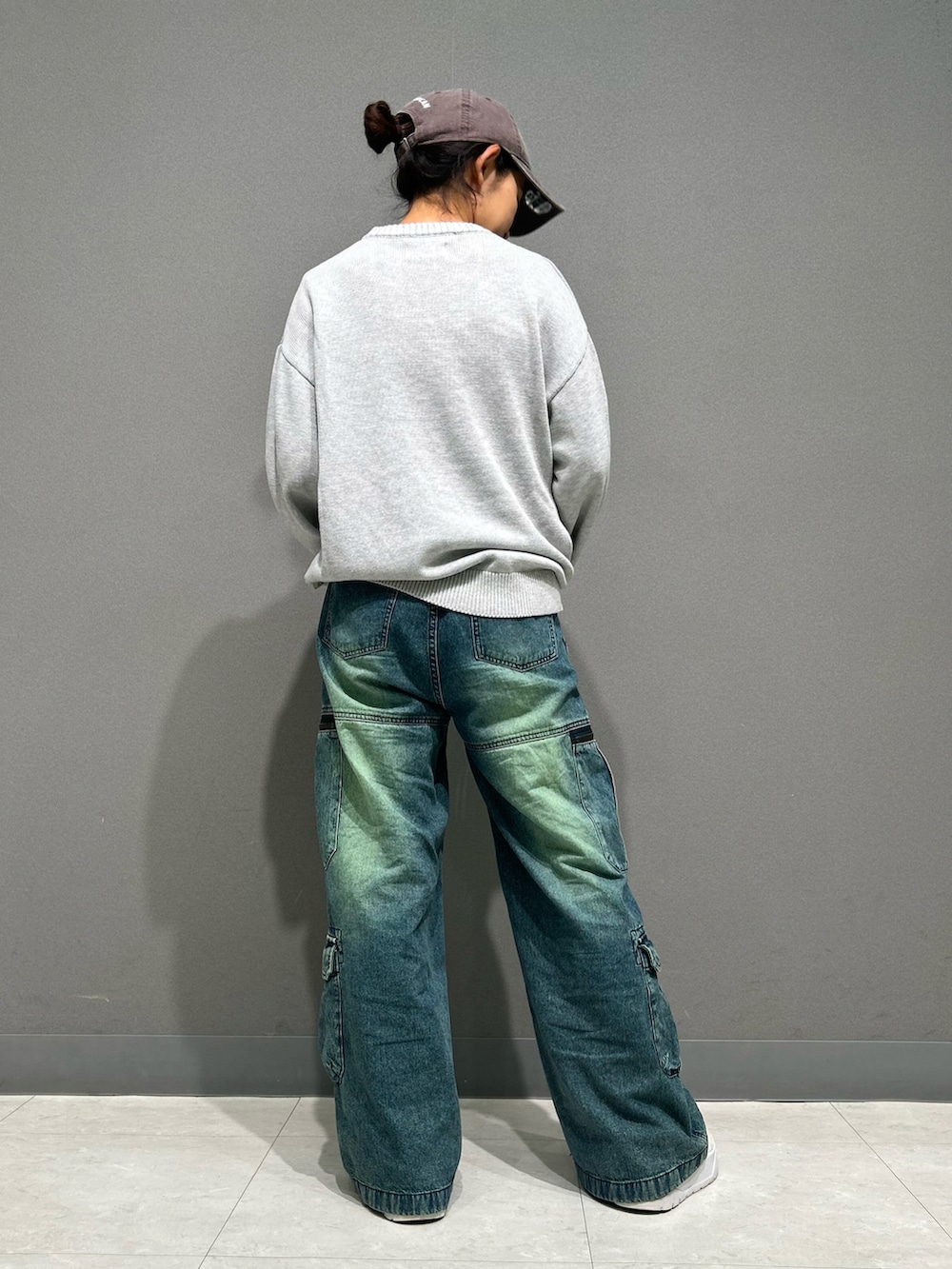 その他のニット/セーター、グリーン系のデニムパンツ、ブラウン系のキャップを着用したレディースの秋コーディネートの3枚目の写真