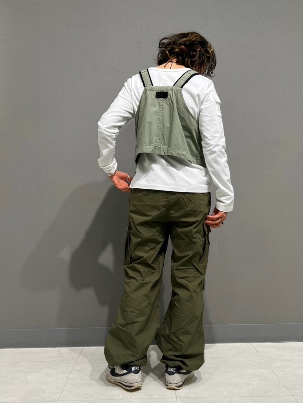 「AVIREX、ベスト、カーゴパンツ、オリーブ、ootd、カジュアルコーデ、outfit、AVIREXBelle、セージグリーン、スノーパンツ」｜「AVIREXのファティーグロングスリーブティーシャツ/ L/S FATIGUE T-SHIRT（Tシャツ/カットソー、ホワイト系）」を使った、Yasさん（レディース・156cm）の冬コーディネートの2枚目の写真