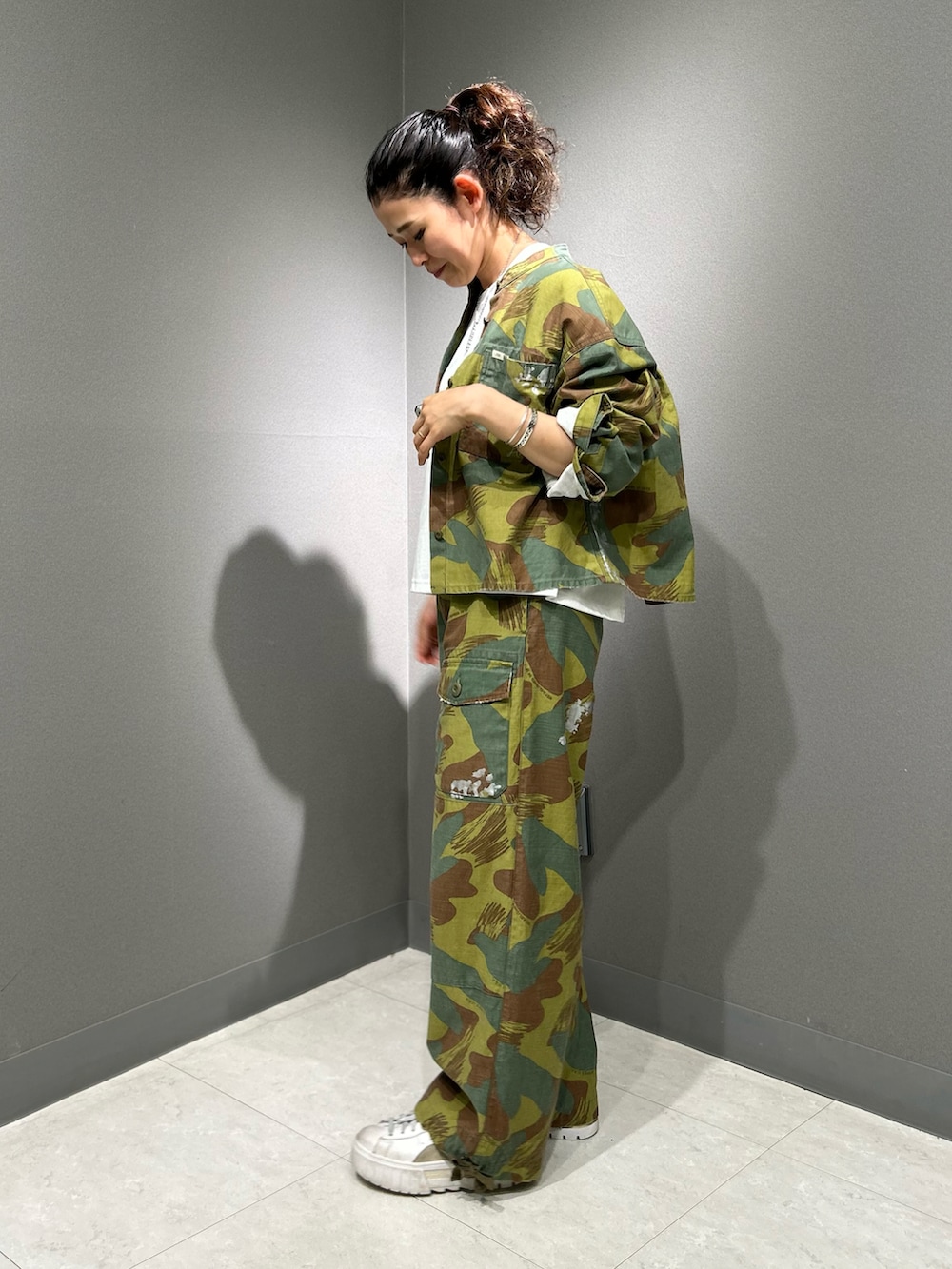「セットアップ、カモフラ、AVIREX、迷彩、ootd、迷彩パンツ、outfit、大人カジュアルコーデ、オトナ女子、AVIREXBelle」｜「AVIREXのCAMOUFLAGE SHORT SHIRTS/カモフラージュショートシャツ（シャツ/ブラウス、グリーン系）」を使った、Yasさん（レディース・156cm）の夏コーディネートの2枚目の写真