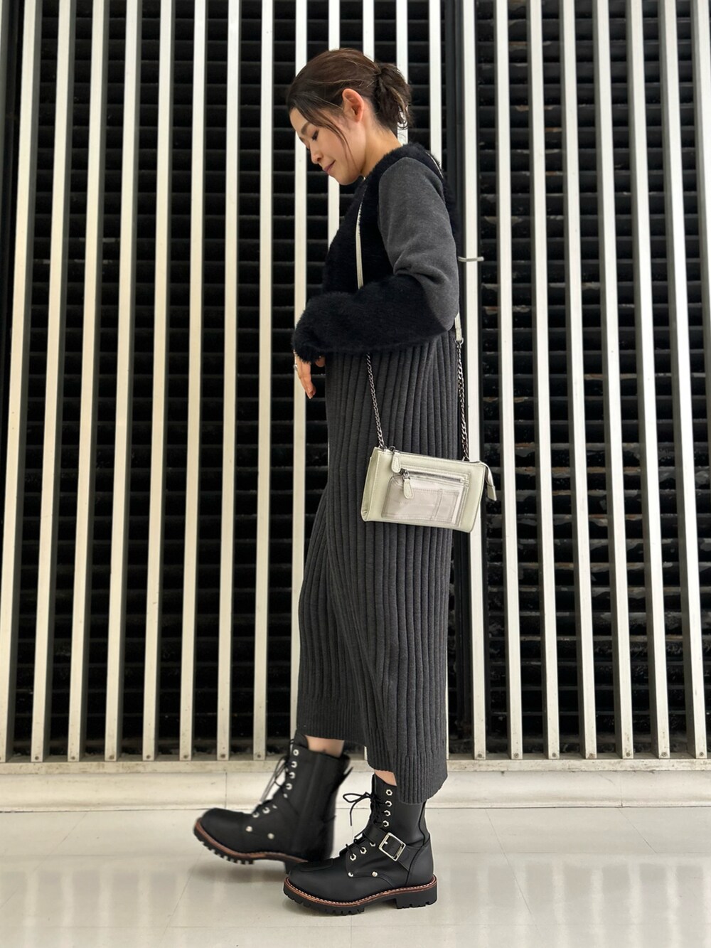 「ワンピース、AVIREX、カジュアルスタイル、ootd、outfit、大人かわいい、オトナカジュアル、冬のコーデ、AVIREXBelle、クリスマスに着たい服」｜「AVIREXの《直営店限定》FLAT×SHAGGY KNIT ONEPIECE/フラット×シャギーニットワンピース（ワンピース、ブラック系）」を使った、Yasさん（レディース・156cm）の冬コーディネートの3枚目の写真