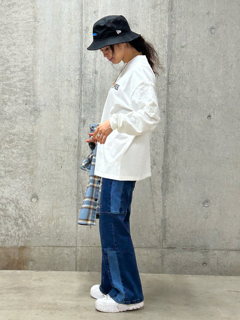 「AVIREX、休日コーデ、ootd、シンプルスタイル、カジュアルコーデ、デニムコーデ、outfit、オトナ女子、AVIREXBelle、秋服準備はじめました」｜「AVIREXの【×NEW ERA/ニューエラ】2023SS バケットハット / BUCKET HAT / アヴィレックス / AVIREX（ハット、ブラック系）」を使った、Yasさん（レディース・156cm）の秋コーディネートの2枚目の写真
