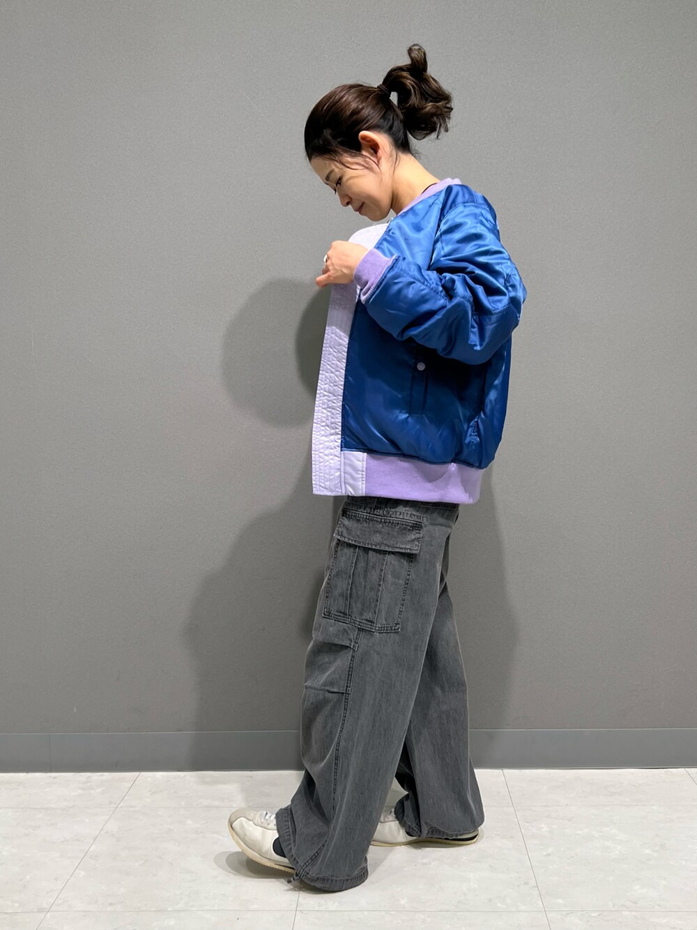 「デニム、ブルー、MA-1、AVIREX、カーゴパンツ、ラベンダー、ootd、outfit、秋服コーデ、AVIREXBelle」｜「AVIREXのSIGNATURE LOGO MA-1/シグネチャーロゴMA-1（MA-1、パープル系）」を使った、Yasさん（レディース・156cm）の秋コーディネートの2枚目の写真