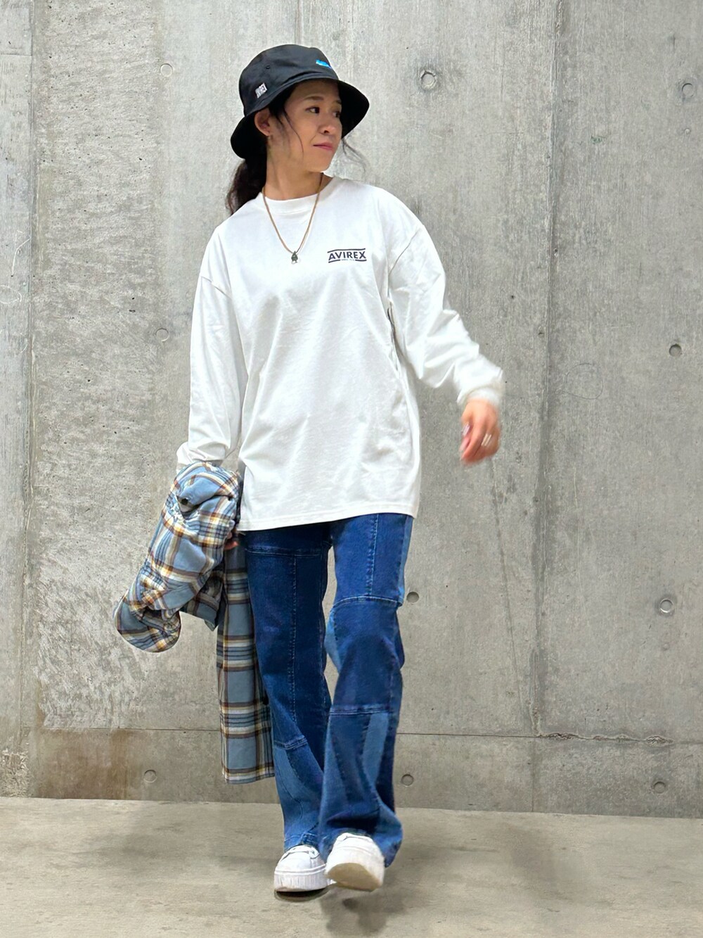 「AVIREX、休日コーデ、ootd、シンプルスタイル、カジュアルコーデ、デニムコーデ、outfit、オトナ女子、AVIREXBelle、秋服準備はじめました」｜「AVIREXの【×NEW ERA/ニューエラ】2023SS バケットハット / BUCKET HAT / アヴィレックス / AVIREX（ハット、ブラック系）」を使った、Yasさん（レディース・156cm）の秋コーディネートの3枚目の写真