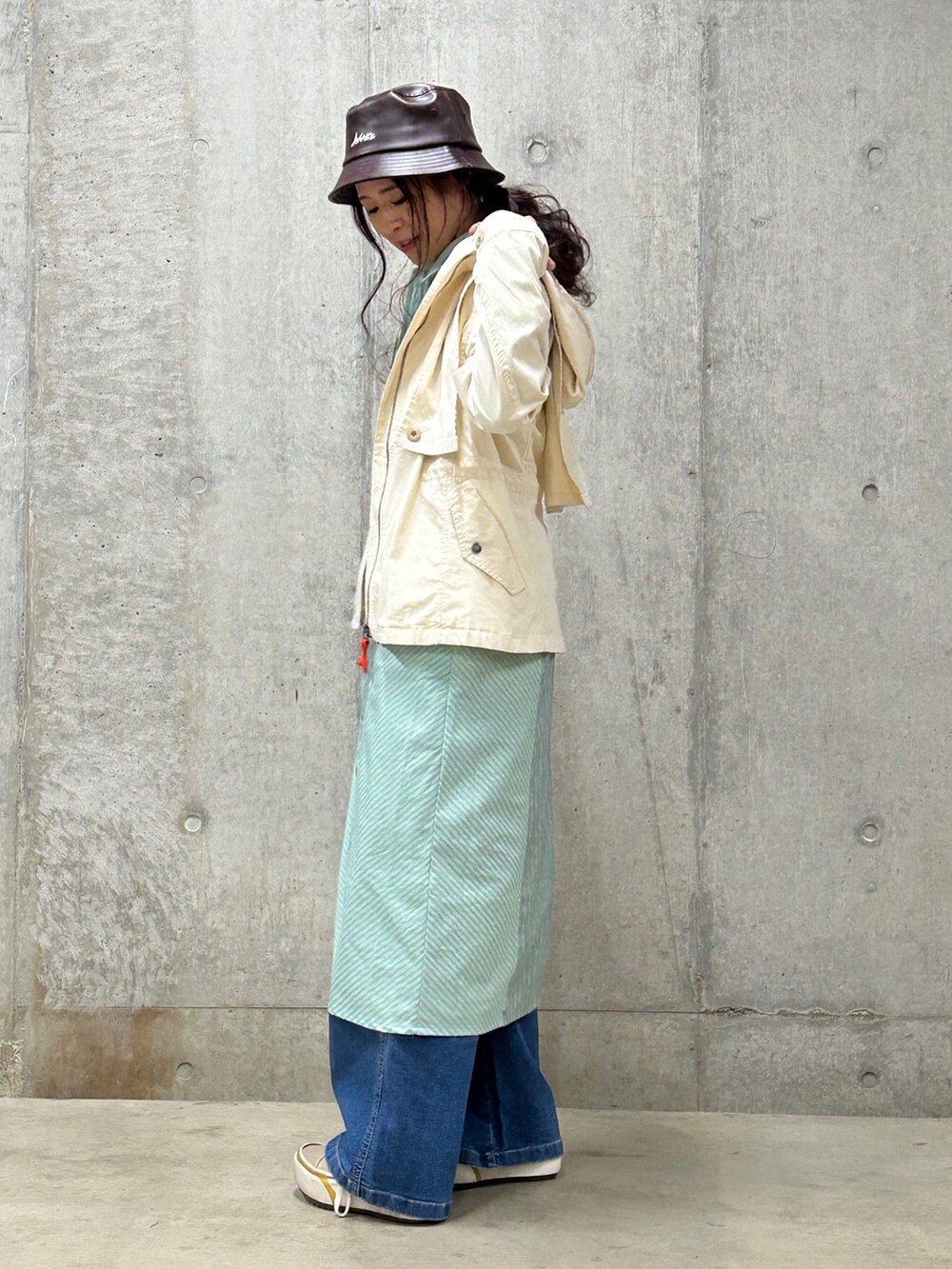 「AVIREX、休日スタイル、ootd、シンプルコーデ、春カラー、春コーデ、シャツスタイル、outfit、お洒落さんとつながりたい、AVIREXBelle」｜「AVIREXのMOUNTAIN PARKA WITH THE CAPE/ マウンテンパーカー ウィズ ザ ケープ（マウンテンパーカー、ホワイト系）」を使った、Yasさん（レディース・156cm）の春コーディネートの2枚目の写真
