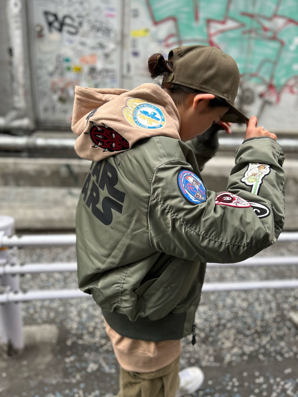 「MA-1、パーカー、AVIREX、大人コーデ、STAR WARS、ootd、outfit、スターウォーズ、コラボアイテム、AVIREXBelle」｜「STAR WARSの《STAR WARS COLLECTION》FLIGHT JACKET MA-1 / フライトジャケット / スター・ウォーズ / AVIREX / アヴィレックス（MA-1、グリーン系）」を使った、Yasさん（レディース・156cm）の春コーディネートの3枚目の写真