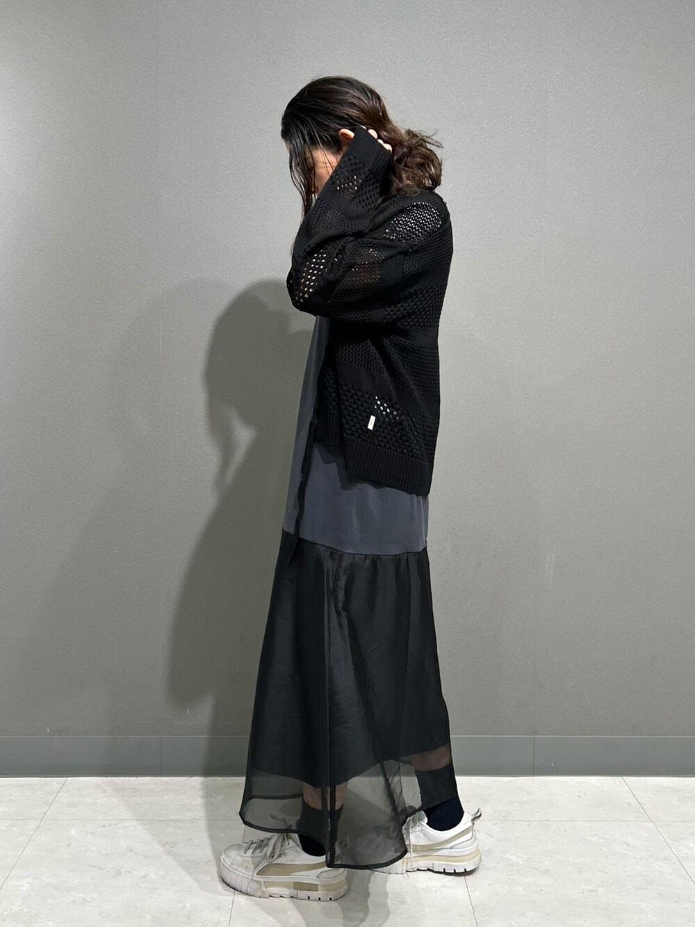 「カーディガン、ワンピース、ワントーンコーデ、ブラックコーデ、AVIREX、ootd、サマーニット、ノースリーブ、outfit、AVIREXBelle」｜「AVIREXの《直営店限定》MACRAME RIBBON KNIT CARDIGAN/マクラメリボンニットカーディガン（カーディガン/ボレロ、ブラック系）」を使った、Yasさん（レディース・156cm）の春コーディネートの2枚目の写真